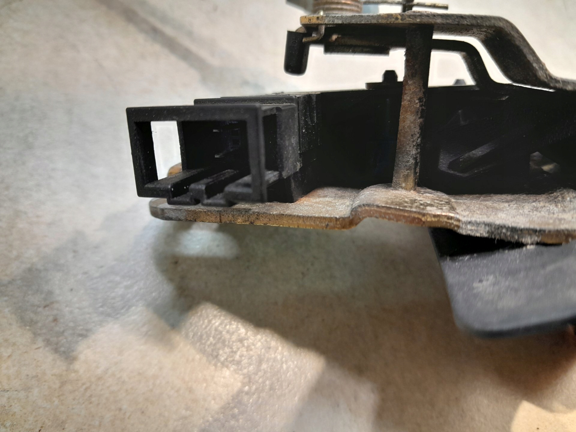 lock boot SKODA OCTAVIA and 1.9 TDI 109827501B