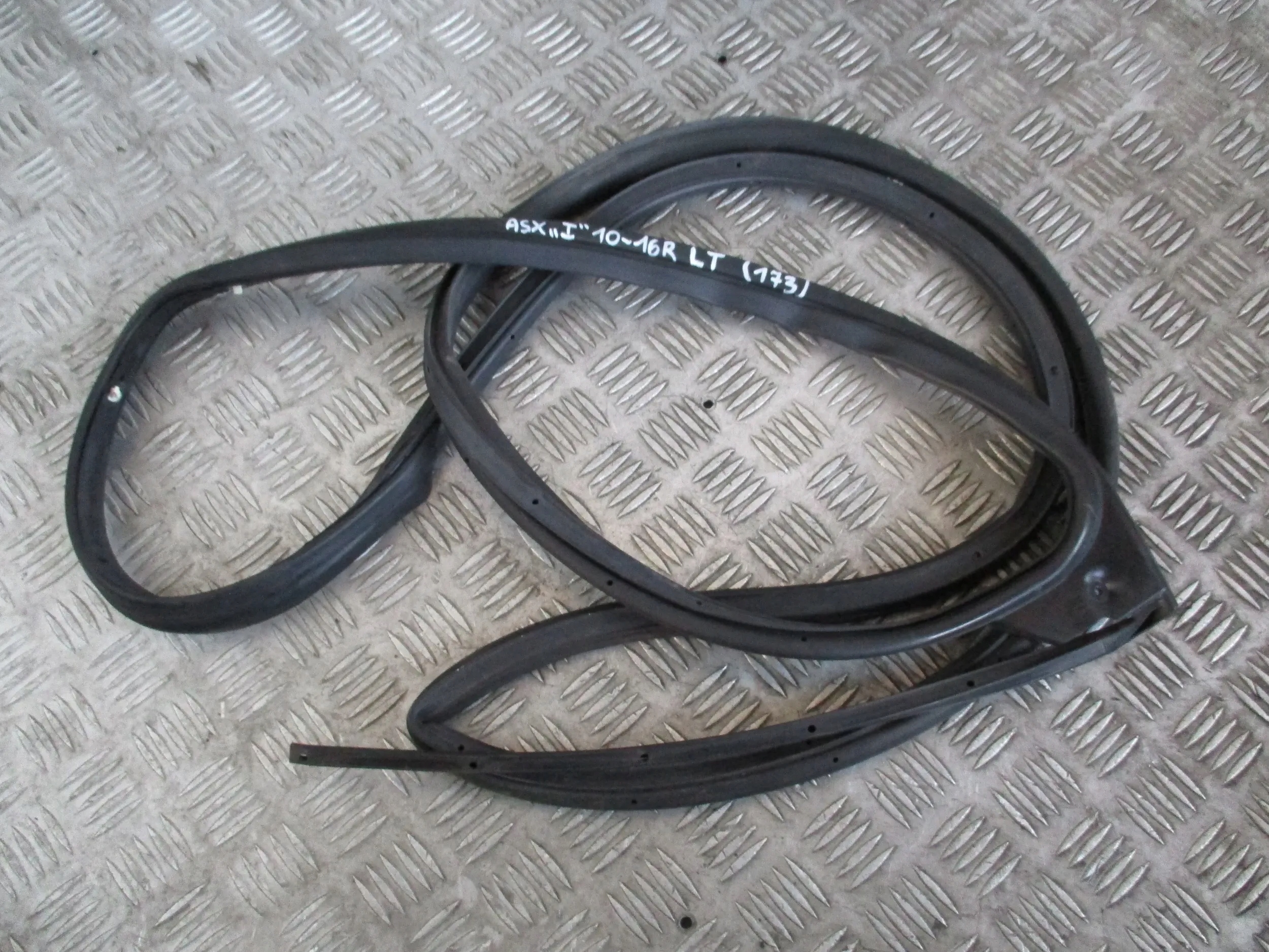 USZCZELKA DRZWI LEWY TYŁ MITSUBISHI ASX 10-16r