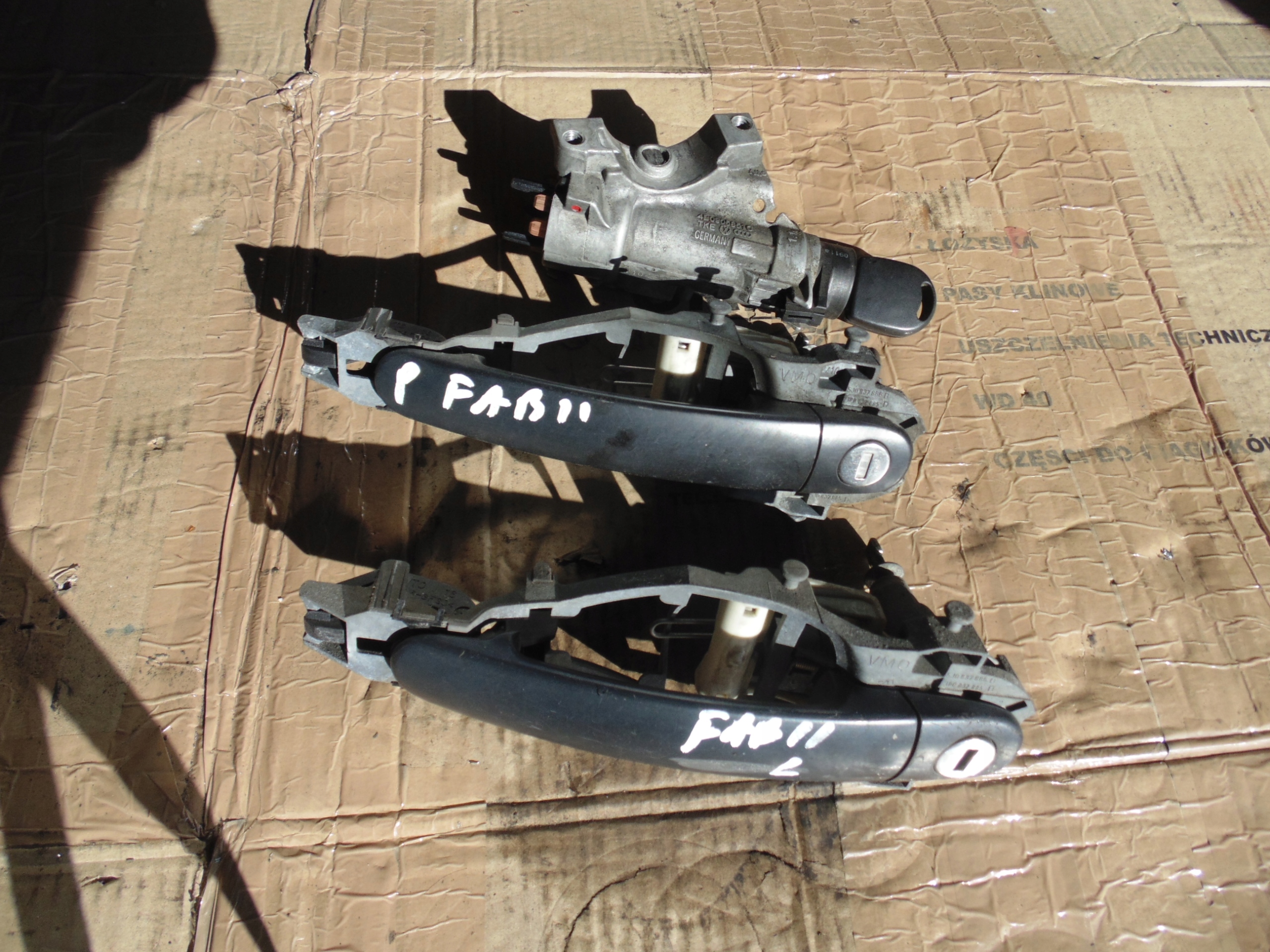 4B0905851C - НАРУЖНАЯ ДВЕРНАЯ РУЧКА + ПЕРЕКЛЮЧАТЕЛЬ FABIA II 1,6 TDI LIFT