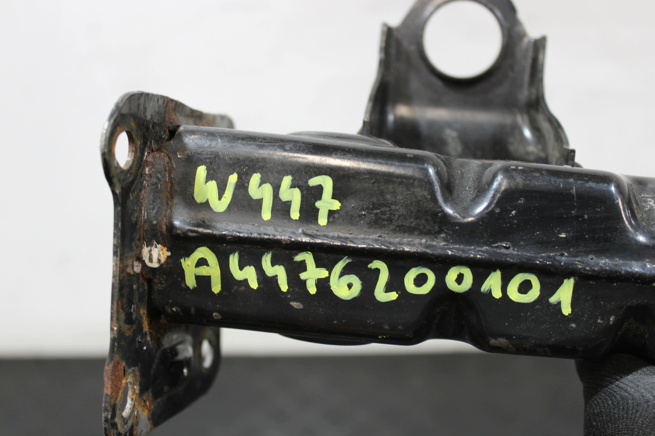 beam tip bracket right A4476200101 VITO W447