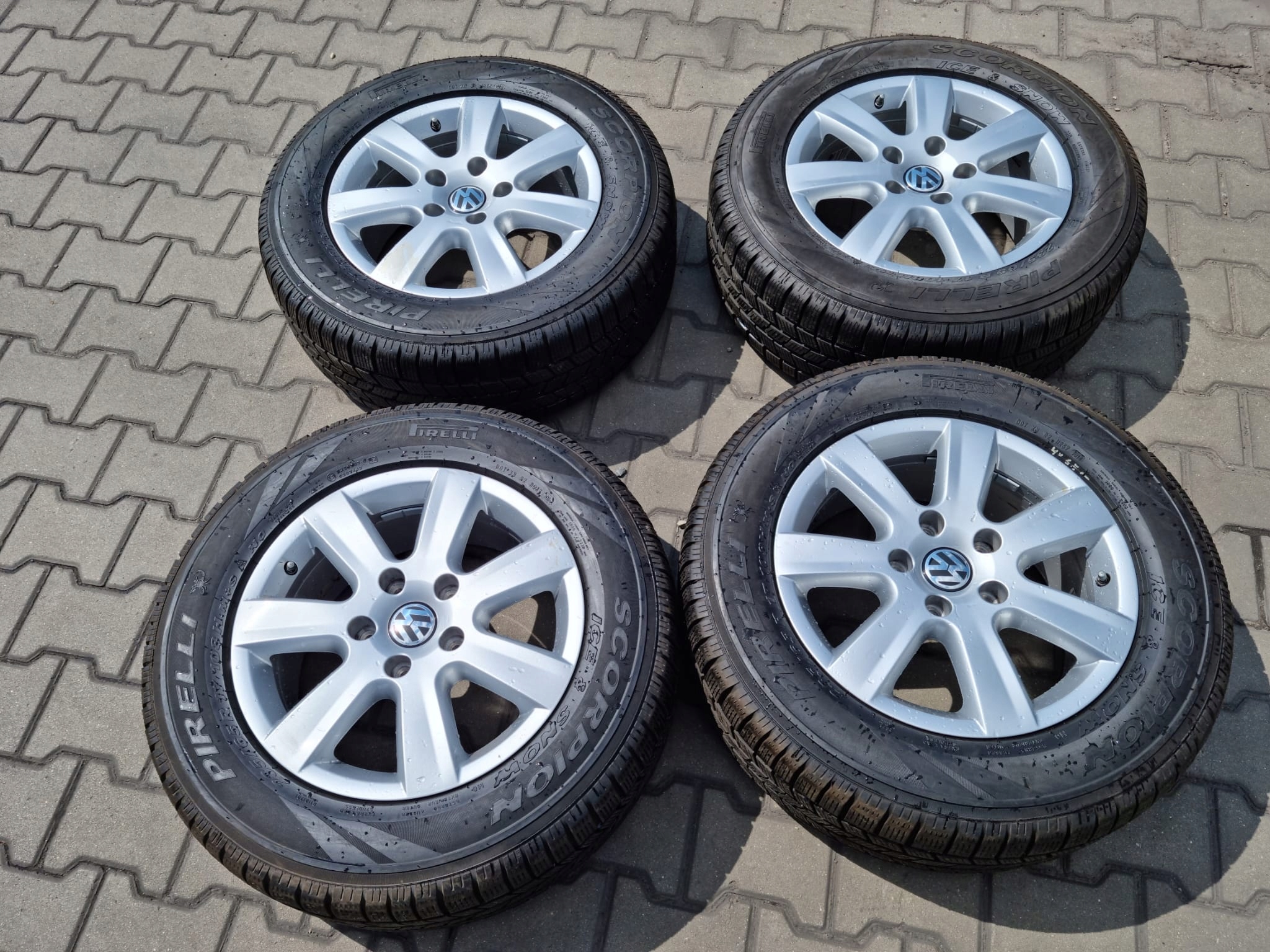 CAŁE KOŁA VW 235/65R17 PIRELLI + FELGA 7P6601025