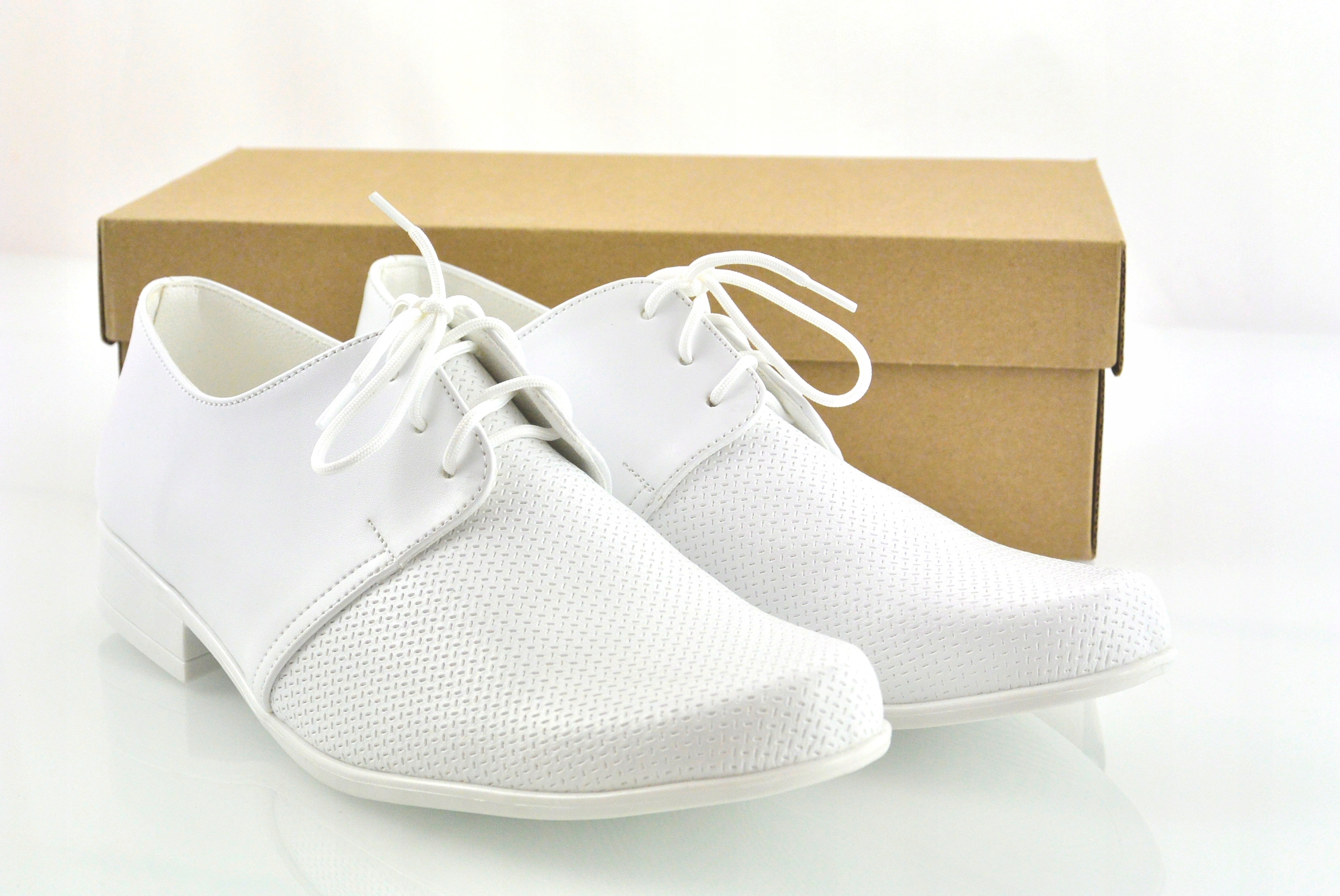 TŁOCZONE BIAŁE CHŁOPIĘCE PÓŁBUTY KOMUNIJNE PL r 33 Długość wkładki wew. 23 cm