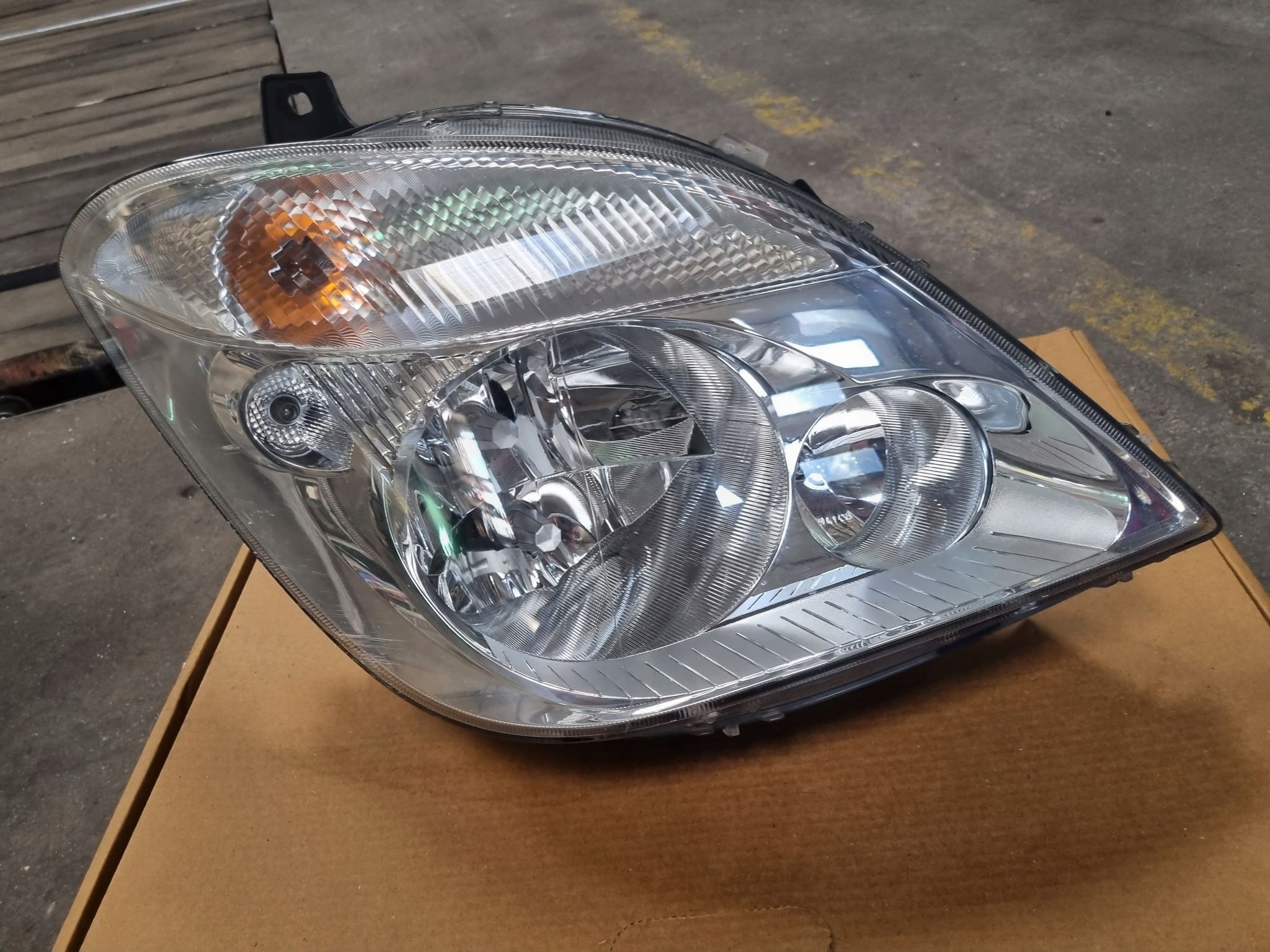 SPRINTER W906 ФАРА ПРАВА A9068200661