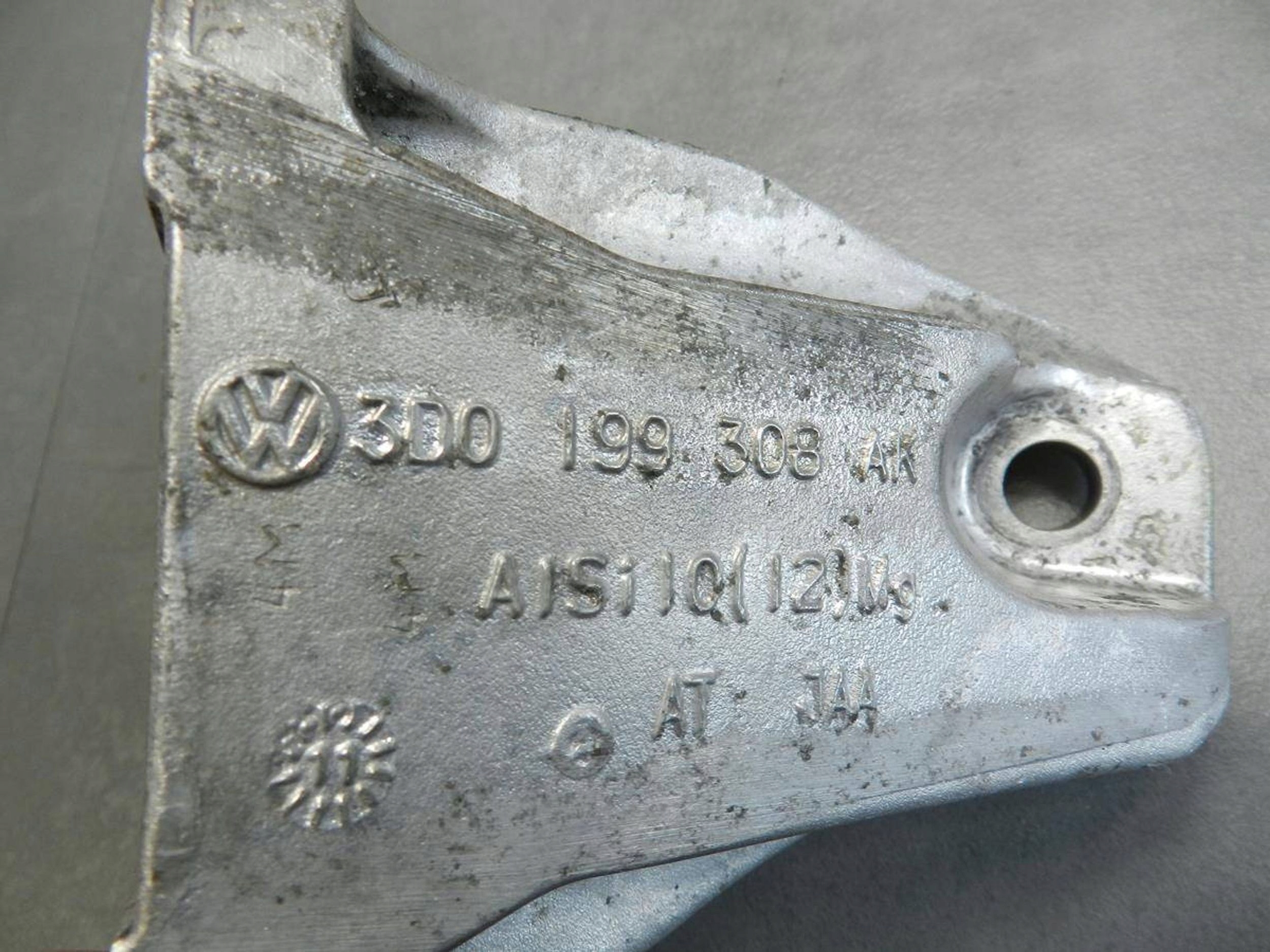 Volkswagen Phaeton engine mount 3D0199308A