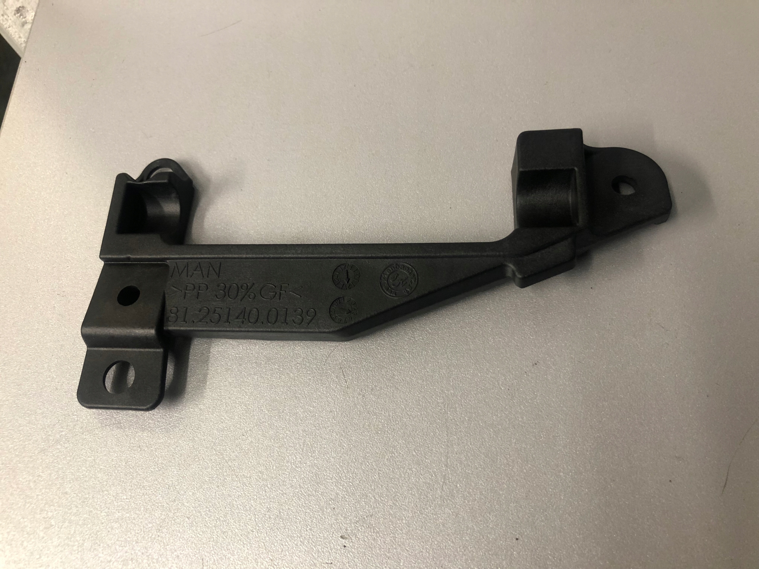 WSPORNIK GNIAZDO REFLEKTORA MAN TGX TGS E4/5 LEWY