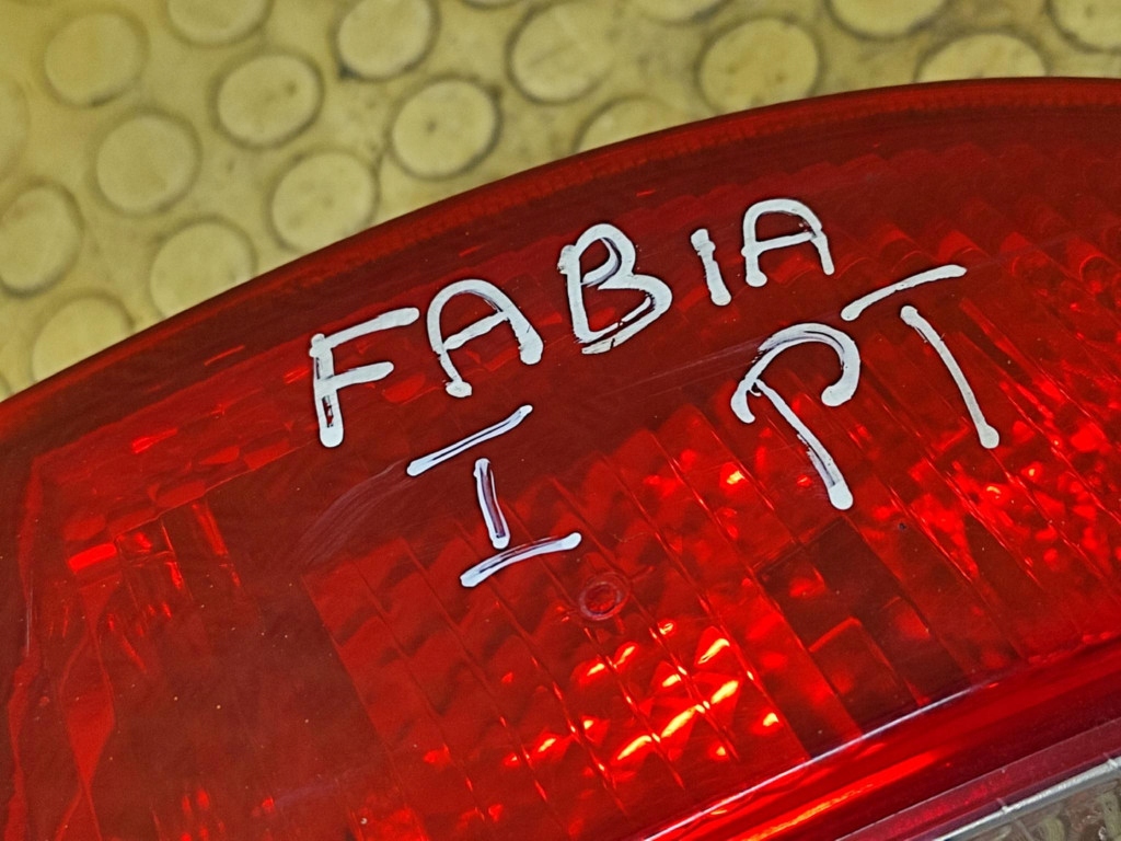 SKODA FABIA and light right rear part 6Y6945096B