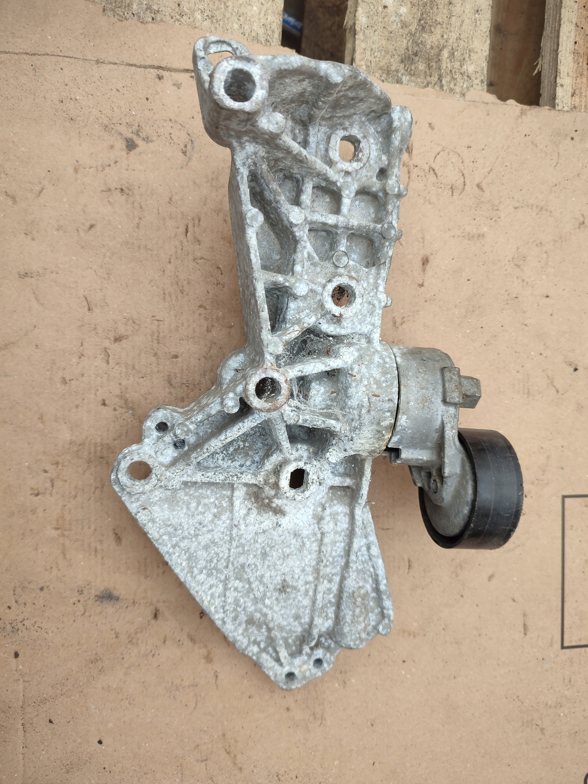 support holder alternator RENAULT TWINGO II 8200689495