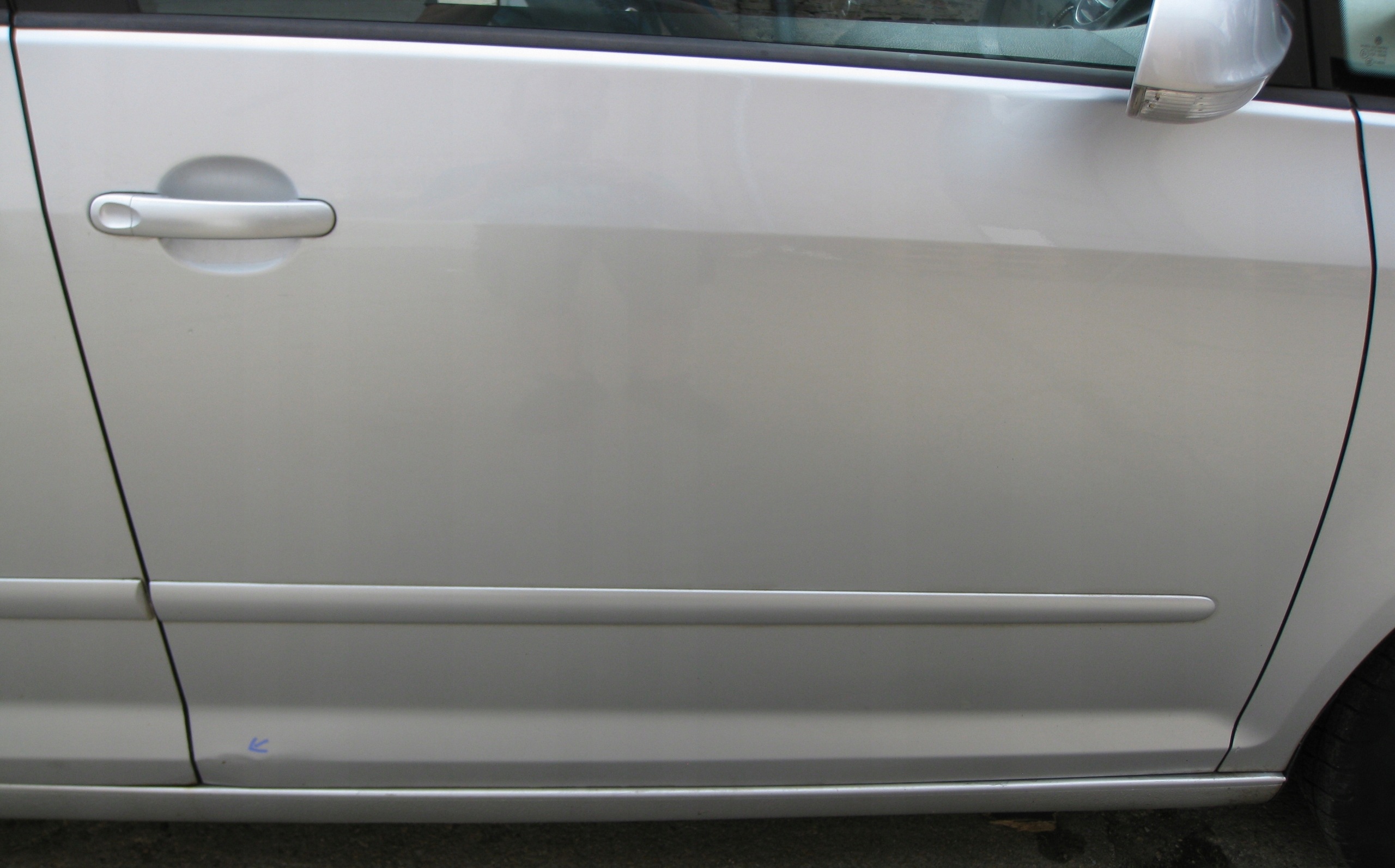 VW GOLF V plus 05R dveře pravý předek kol. LA7W
