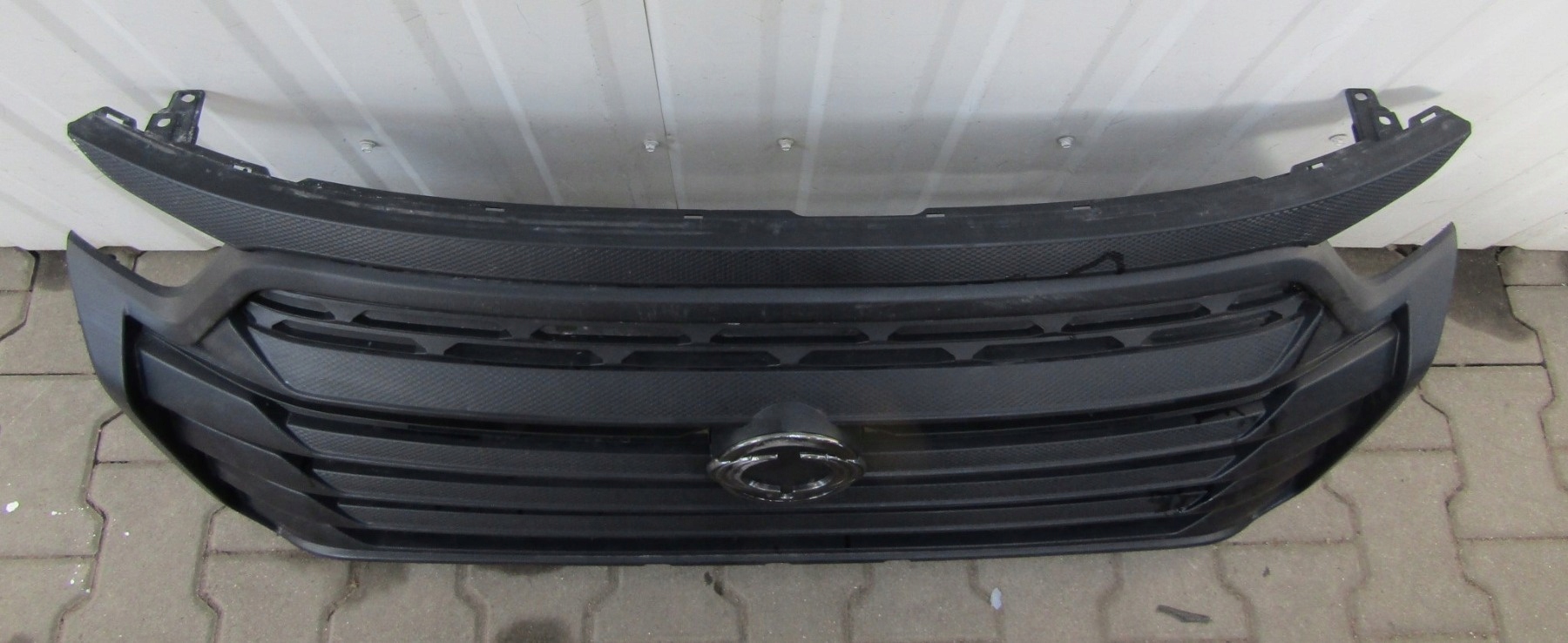 Grill atrapa zderzak przód SSANGYONG REXTON 2 II SPORT CARBON LIFT 20- Stan opakowania oryginalne