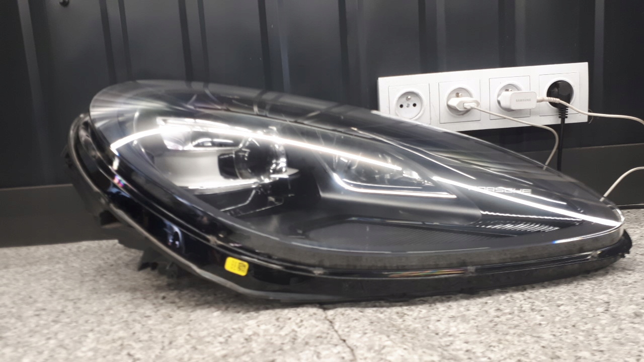 95b941010bb reflektor prawy Porsche Macan lift