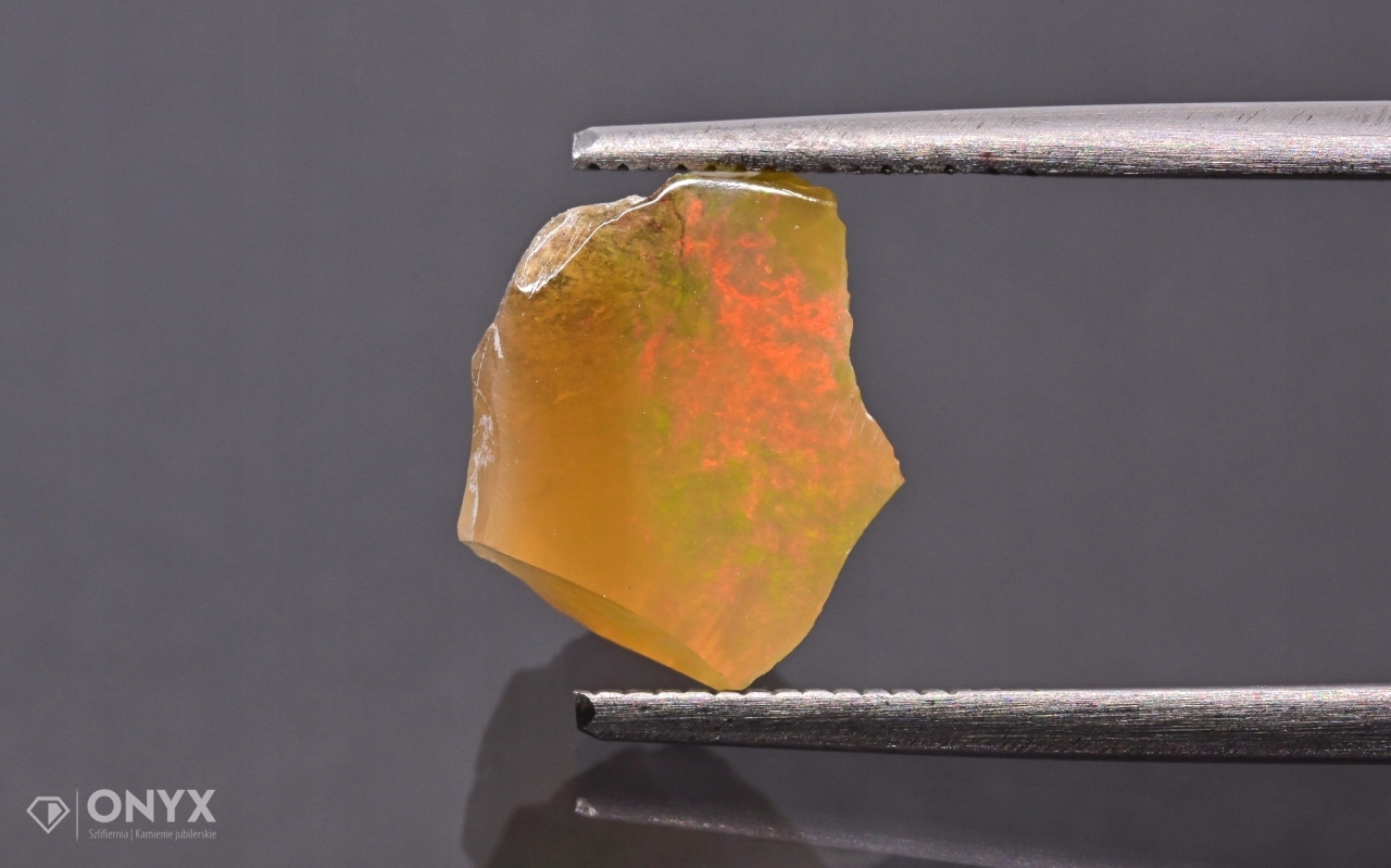 Opal z Etiopie hrudka 11x8,5 mm