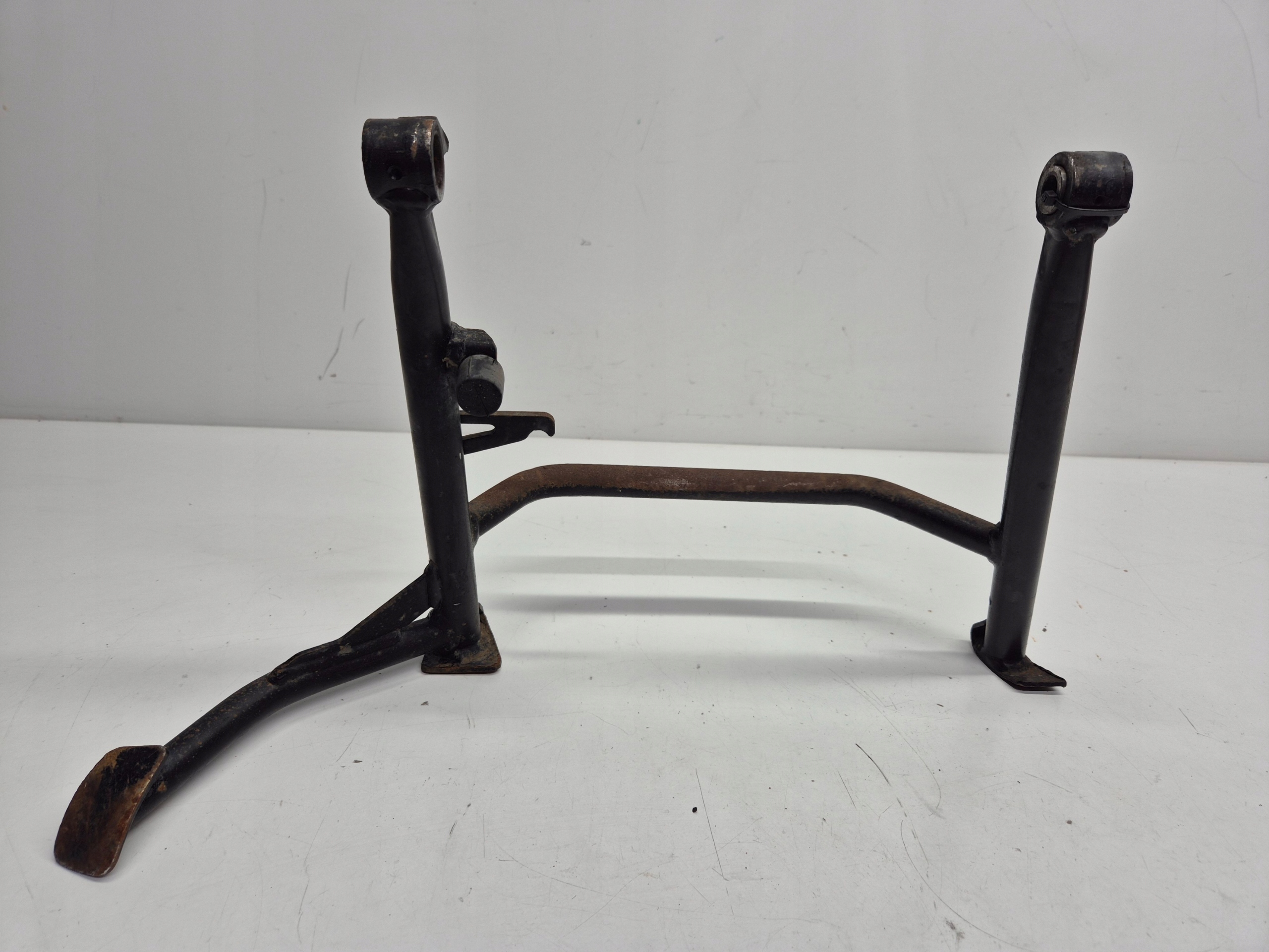 BMW F 800 R (11) NÓŻKA CENTRALNA