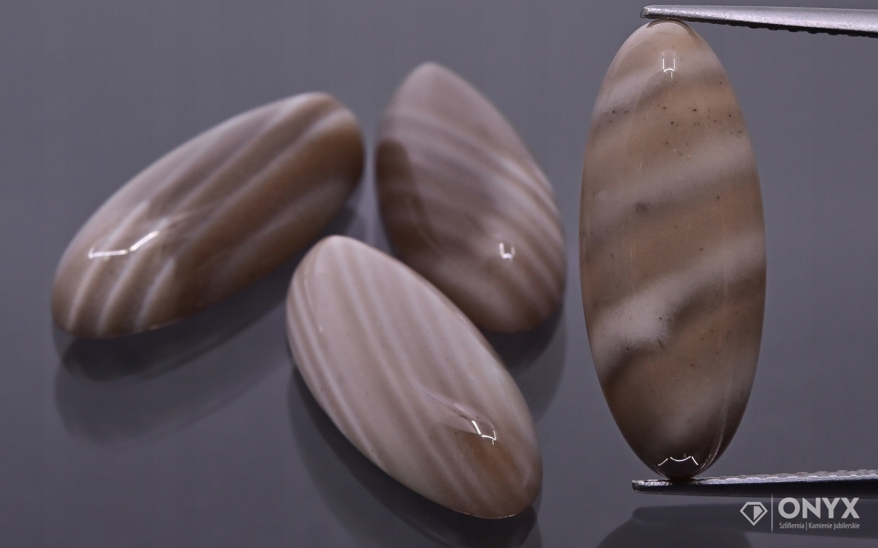 Křemík pruhovaný kabošon ovál 26,5x11,5 mm