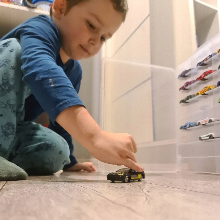 ZESTAW SAMOCHODZIKÓW AUTKA SAMOCHODY METALOWE RESORAKI DLA DZIECI 16 SZTUK Materiał metal plastik