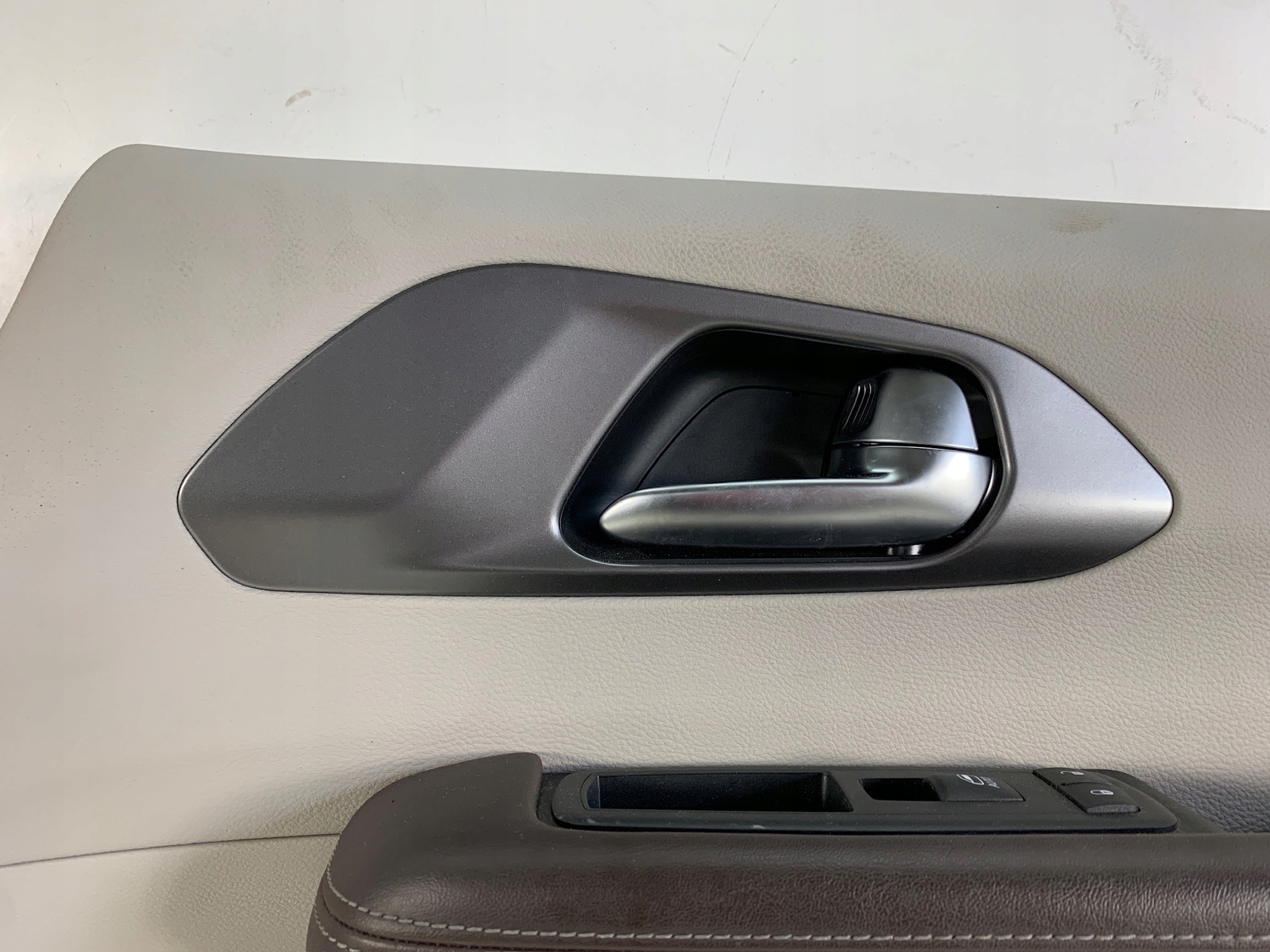 CHRYSLER PACIFICA II 16- дверные карты правый передний 6SZ393D2AD