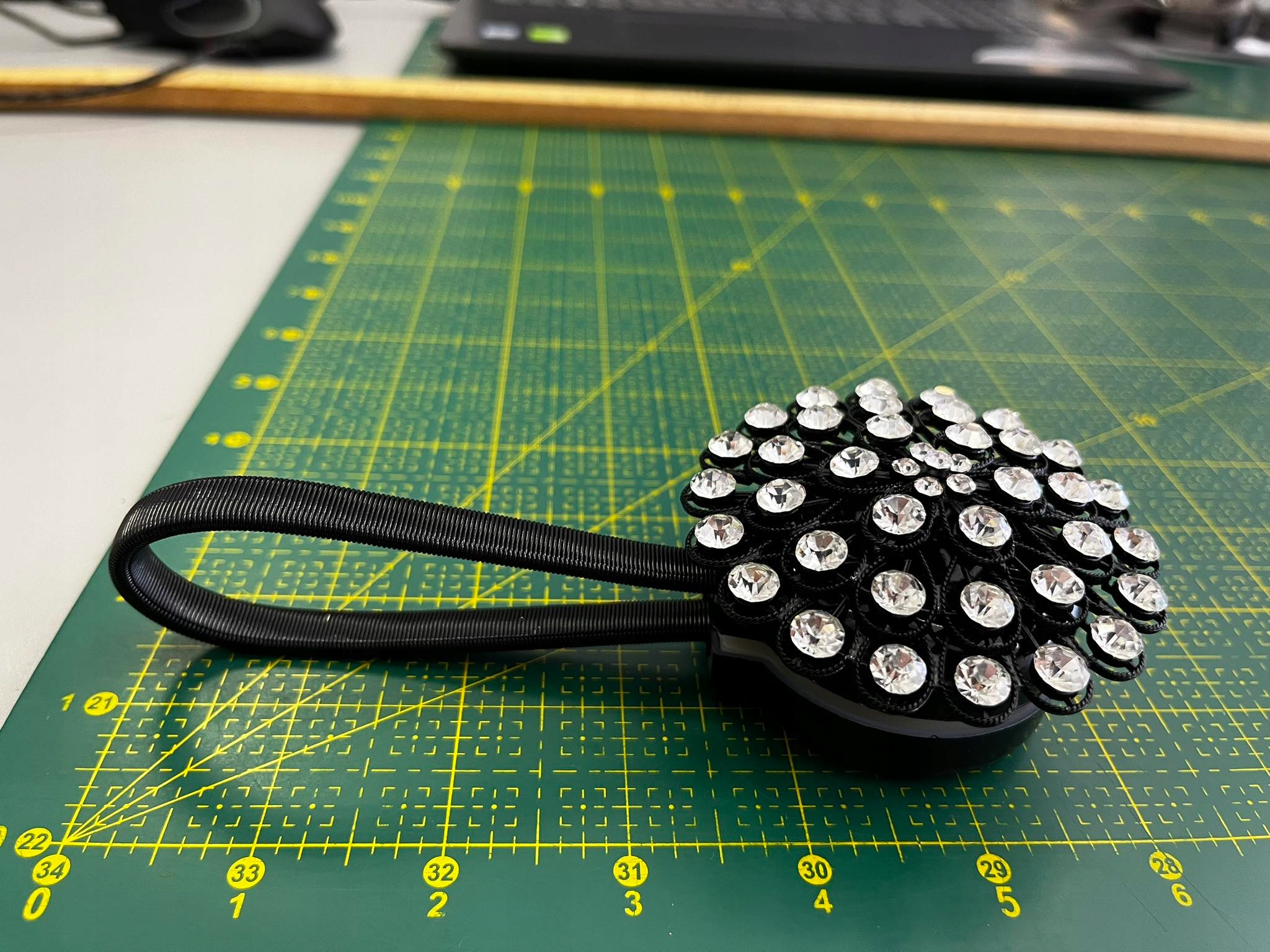 CZARNA KLAMRA Z KRYSZTAŁKAMI NA MAGNEZ DO FIRANEK I ZASLON Marka inna