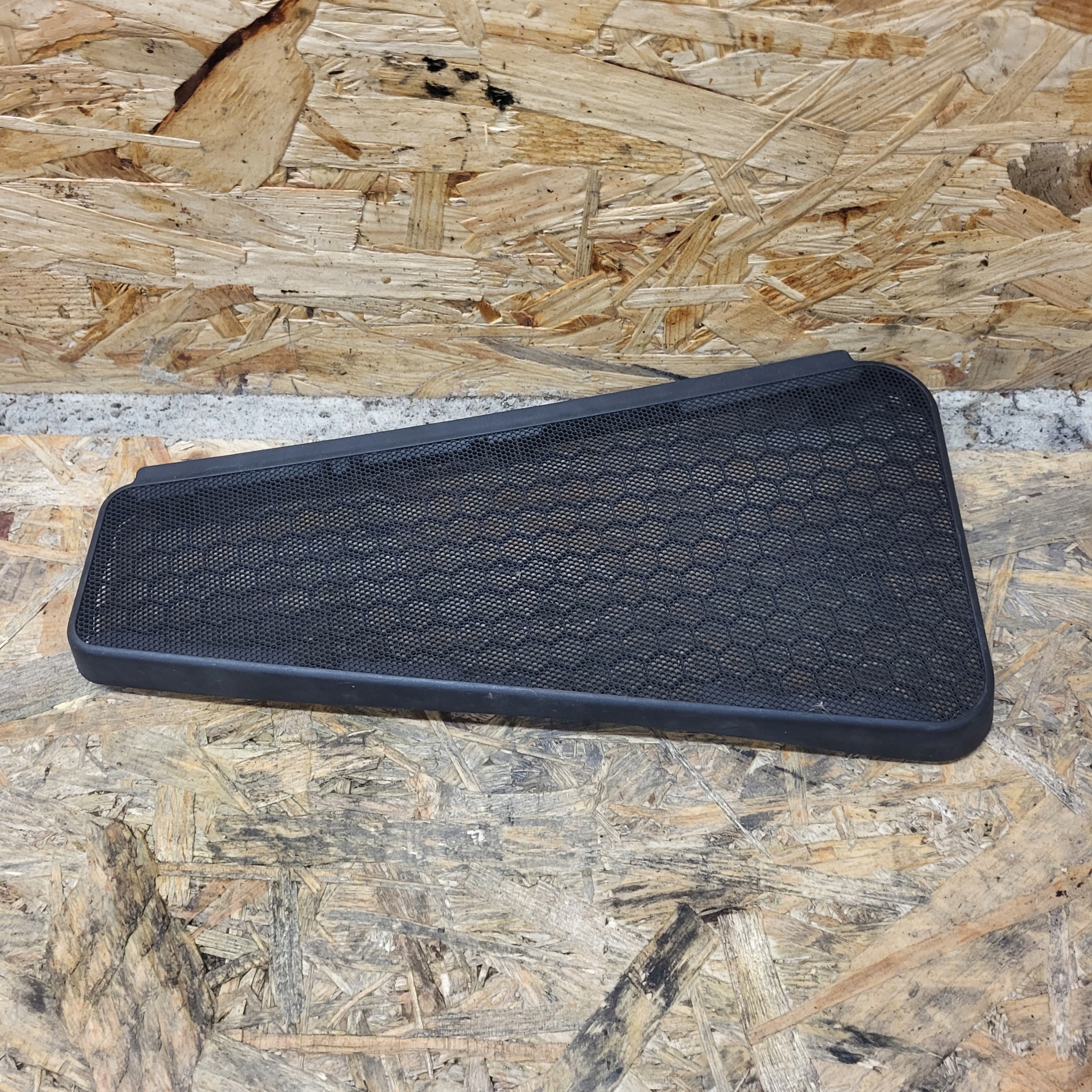 FORD FOCUS MK3 11-18r KOMBI HB grid under the window left LH