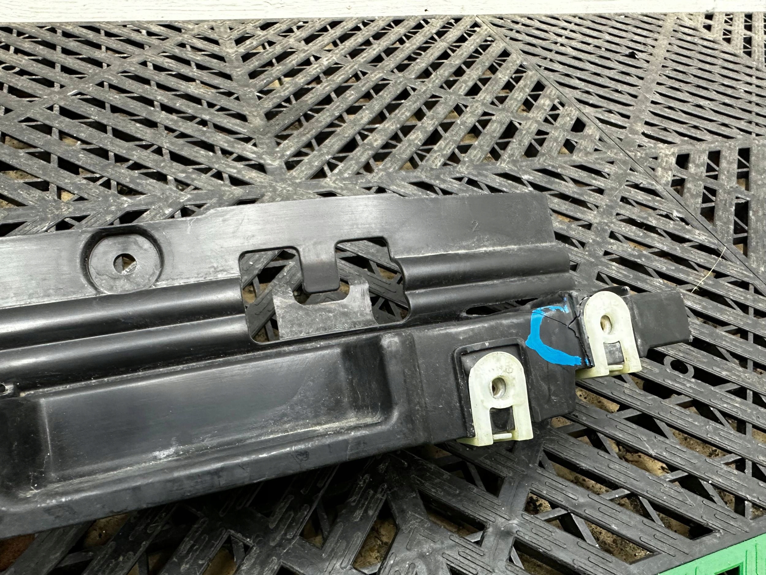 bumper bracket of the front BMW 5 G30 G31 7359788