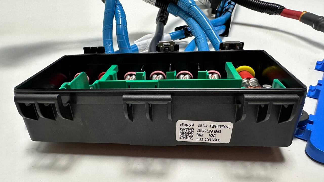 ROZDZIELACZ PRĄDU K8D2-14M726-AC Producent części Land Rover OE