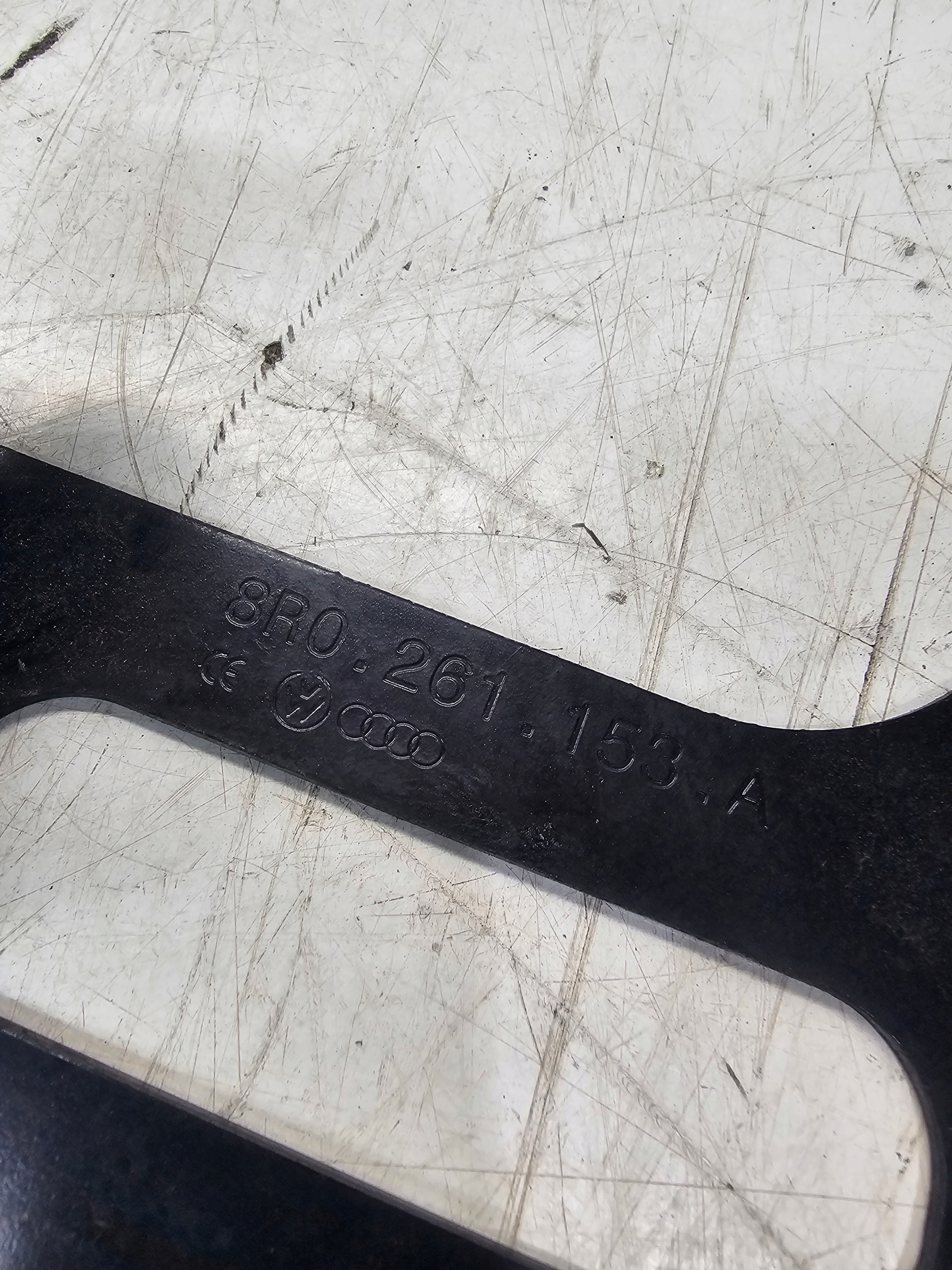 držač POMPY vode AUDI Q5 8R 8R0261153A
