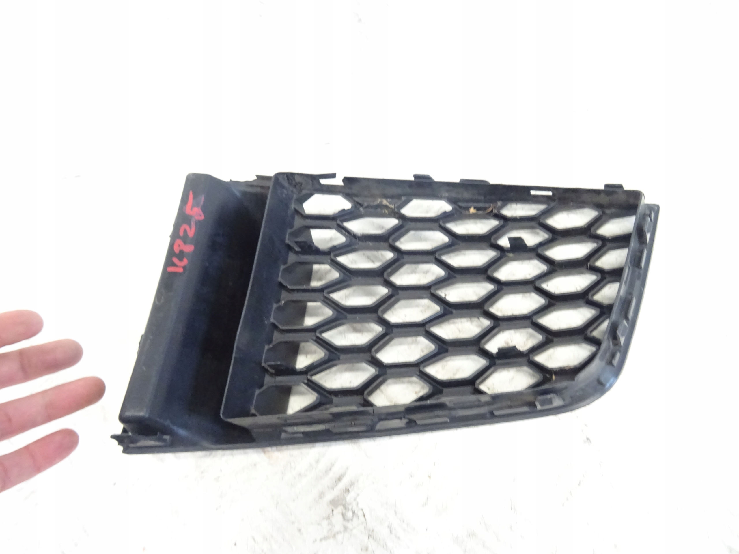 grid of a bumper front front right AUDI TT 8S0 8S0807682