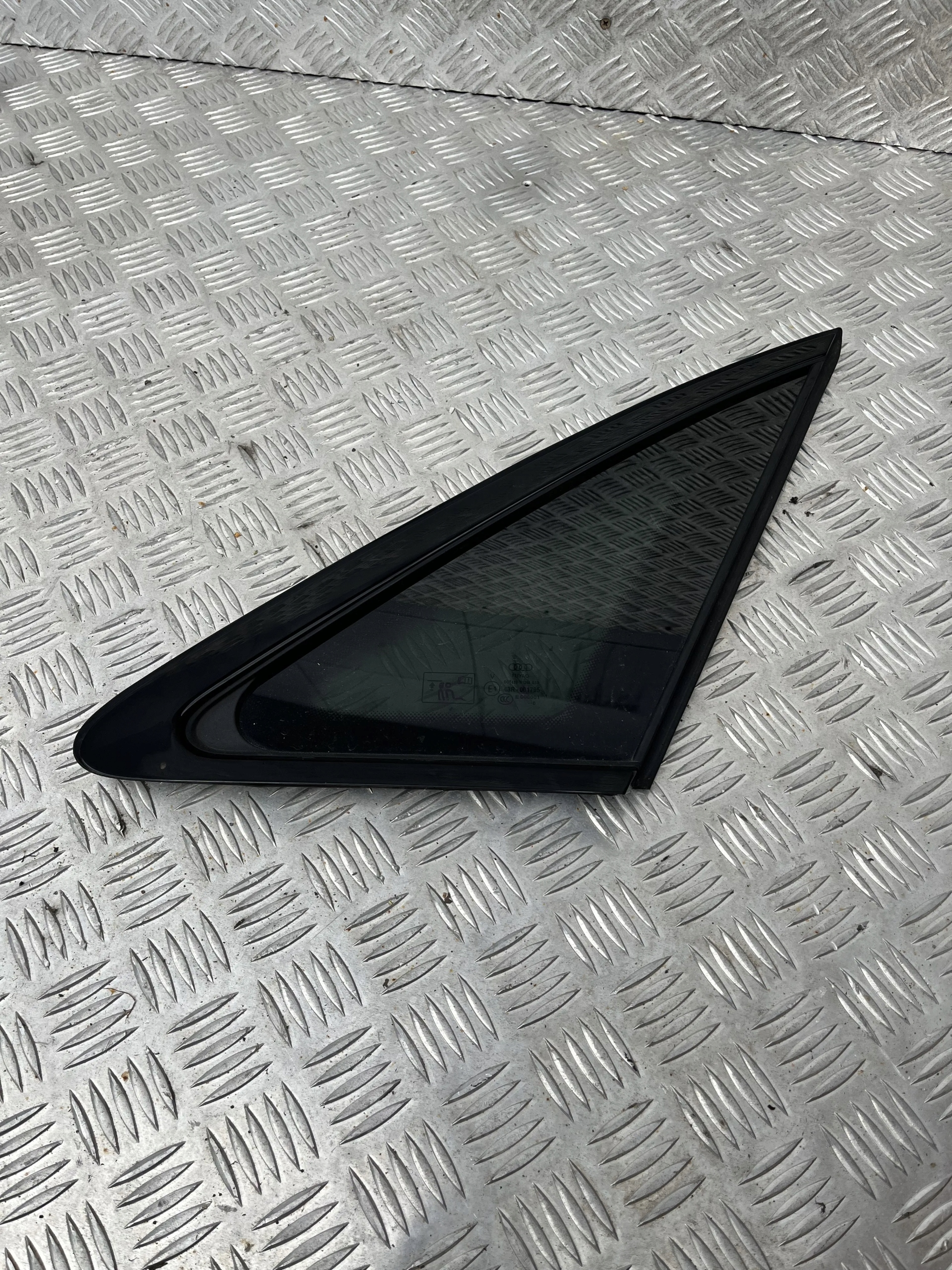 SZYBA KAROSERYJNA TYŁ PRAWA AUDI A4 B9 15- SEDAN