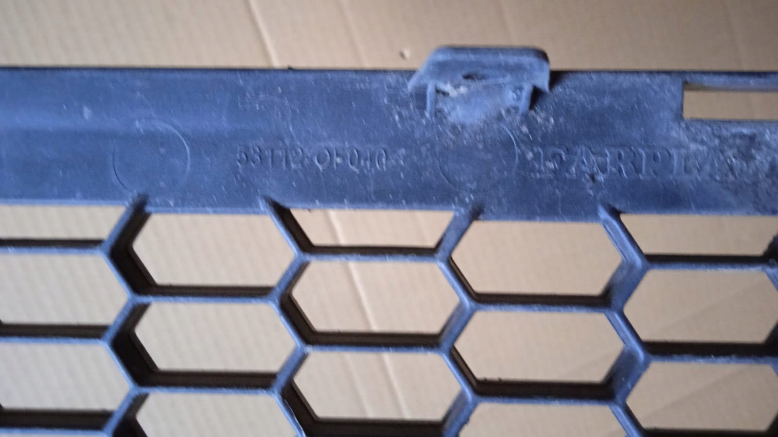 grid of a bumper central front TOYOTA VERSO 09-13