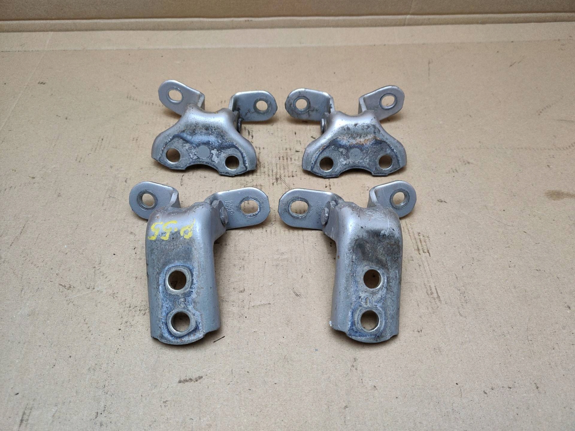 hinge door front Toyota Prius 3 facelift 2011