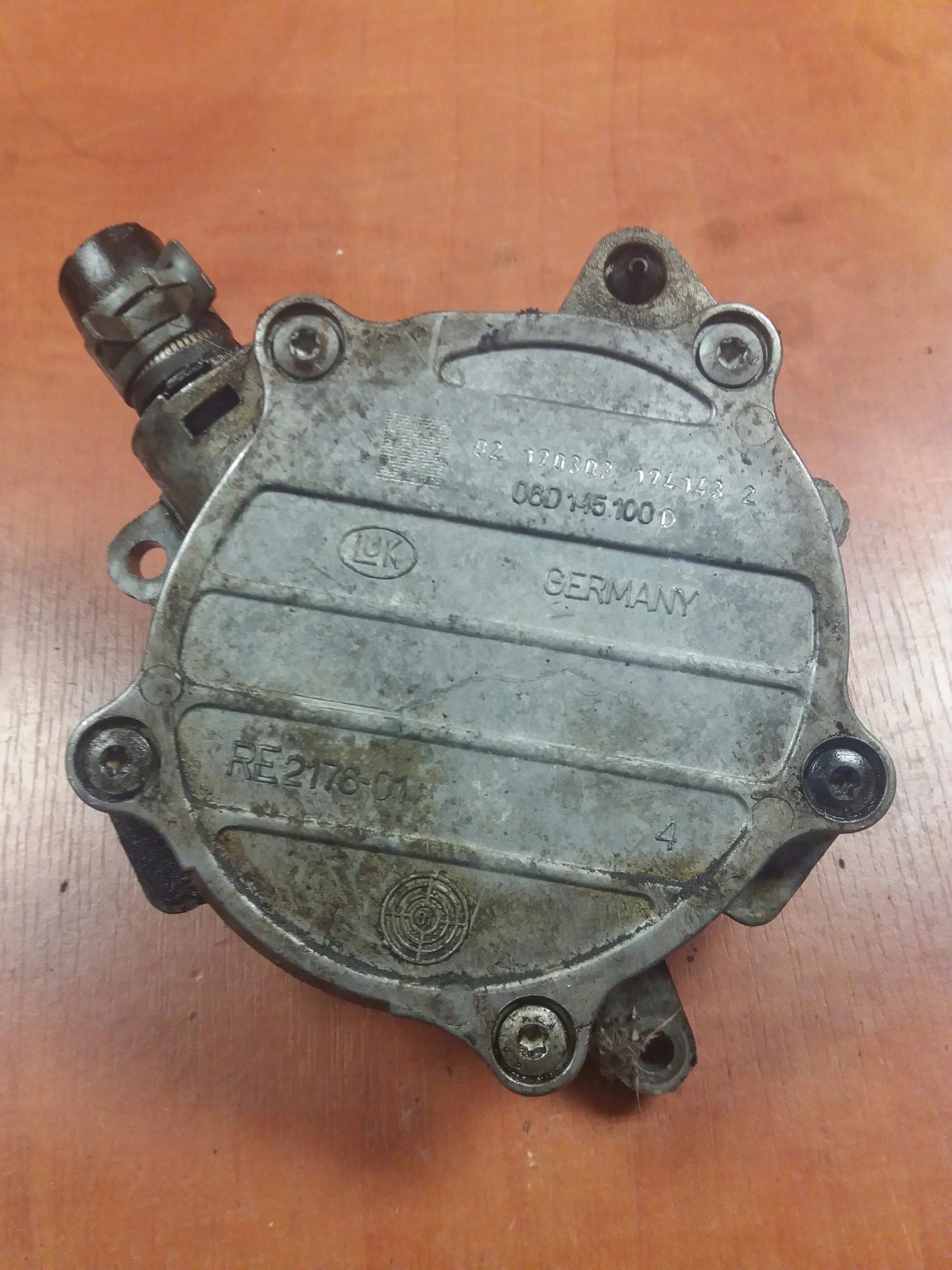 pump VACUM 06D145100D 2.0 FSI AUDI A4 B6