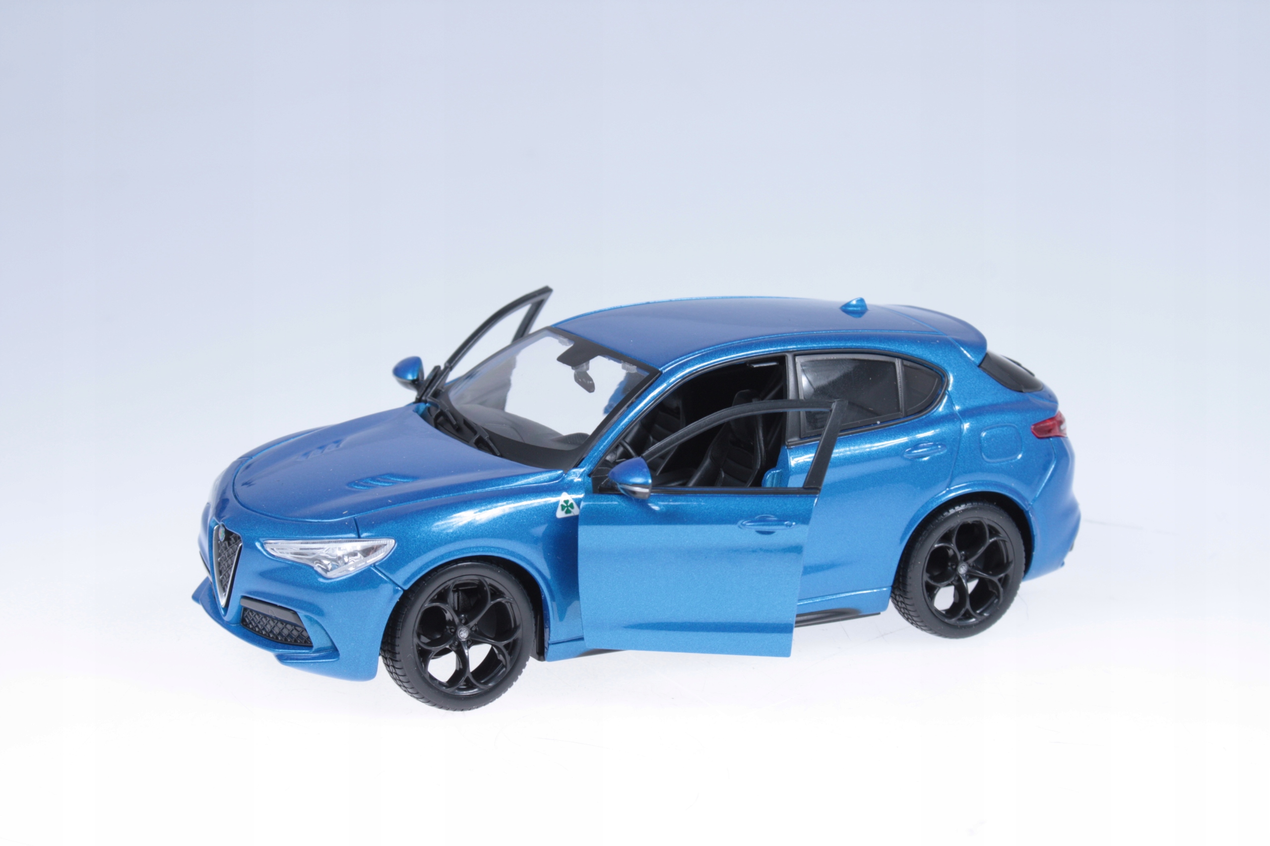 Modelik Alfa Romeo Stelvio 2017 niebieski skala 1:24
