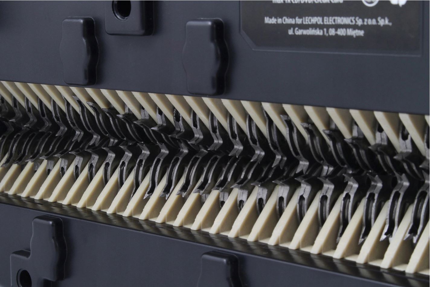 NISZCZARKA PAPIERU DOKUMENTÓW PŁYT CD KART P-4 21L Poziom hałasu 72 dB