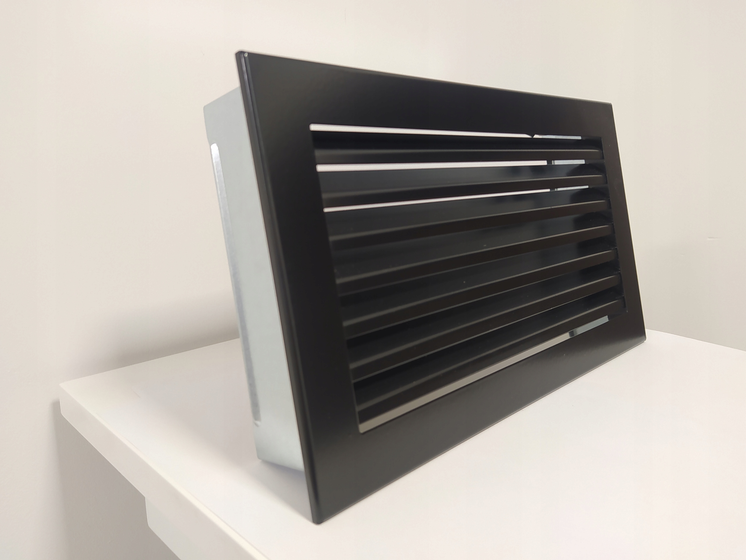 KRATKA KOMINKOWA FRESH CZARNA 17x30 WENTYLACYJNA Kolor dominujący czarny