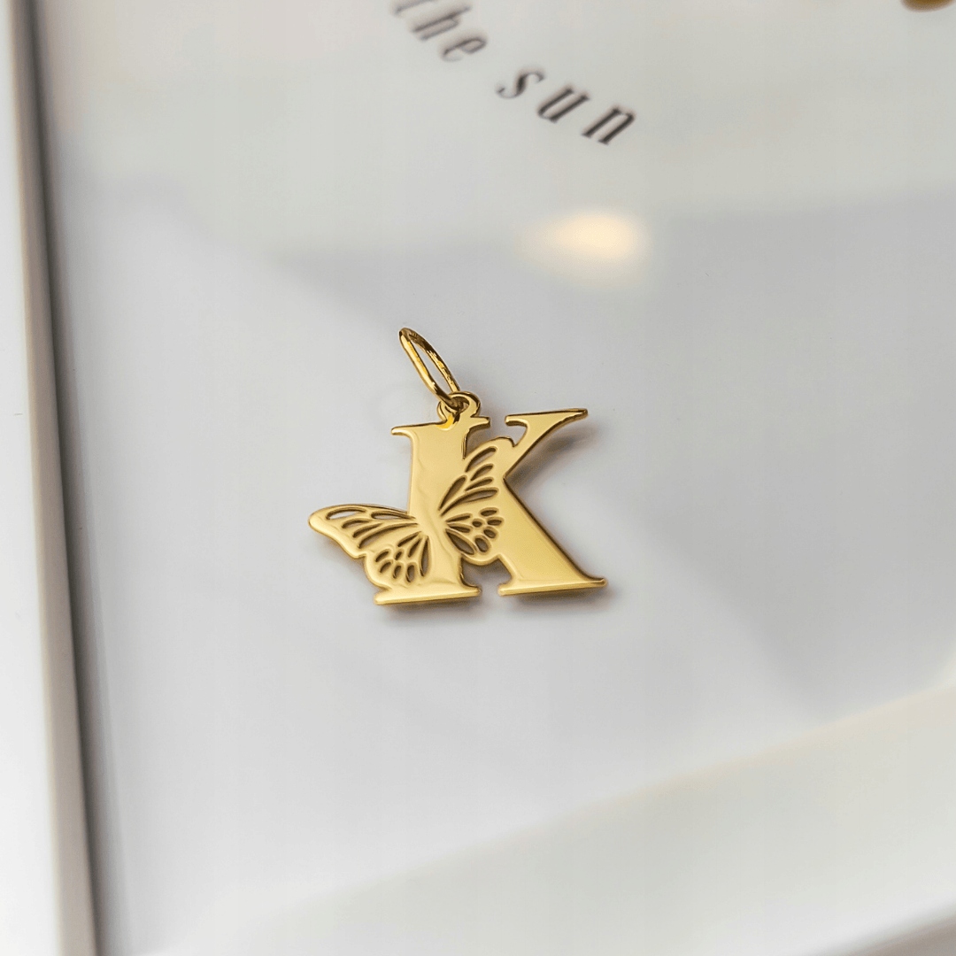 Zlatý přívěsek písmenko K s motýlem pr.585