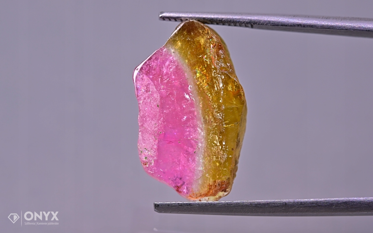 Turmalín nepravidelná dlažba 18,5x12 mm