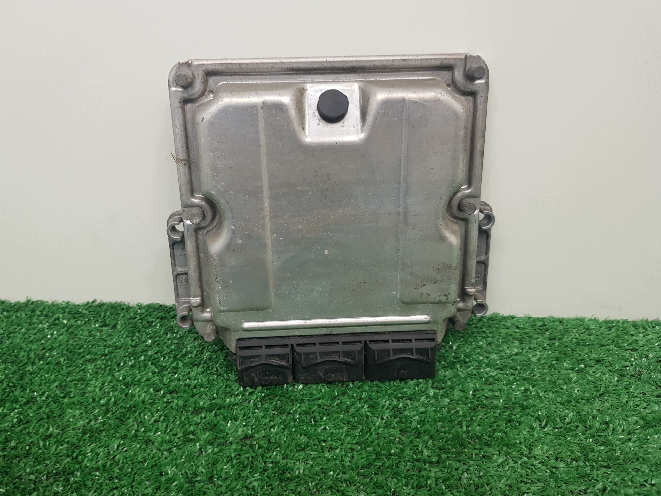 computer of the engine control unit RENAULT TRAFIC 2 0281010632 8200118526