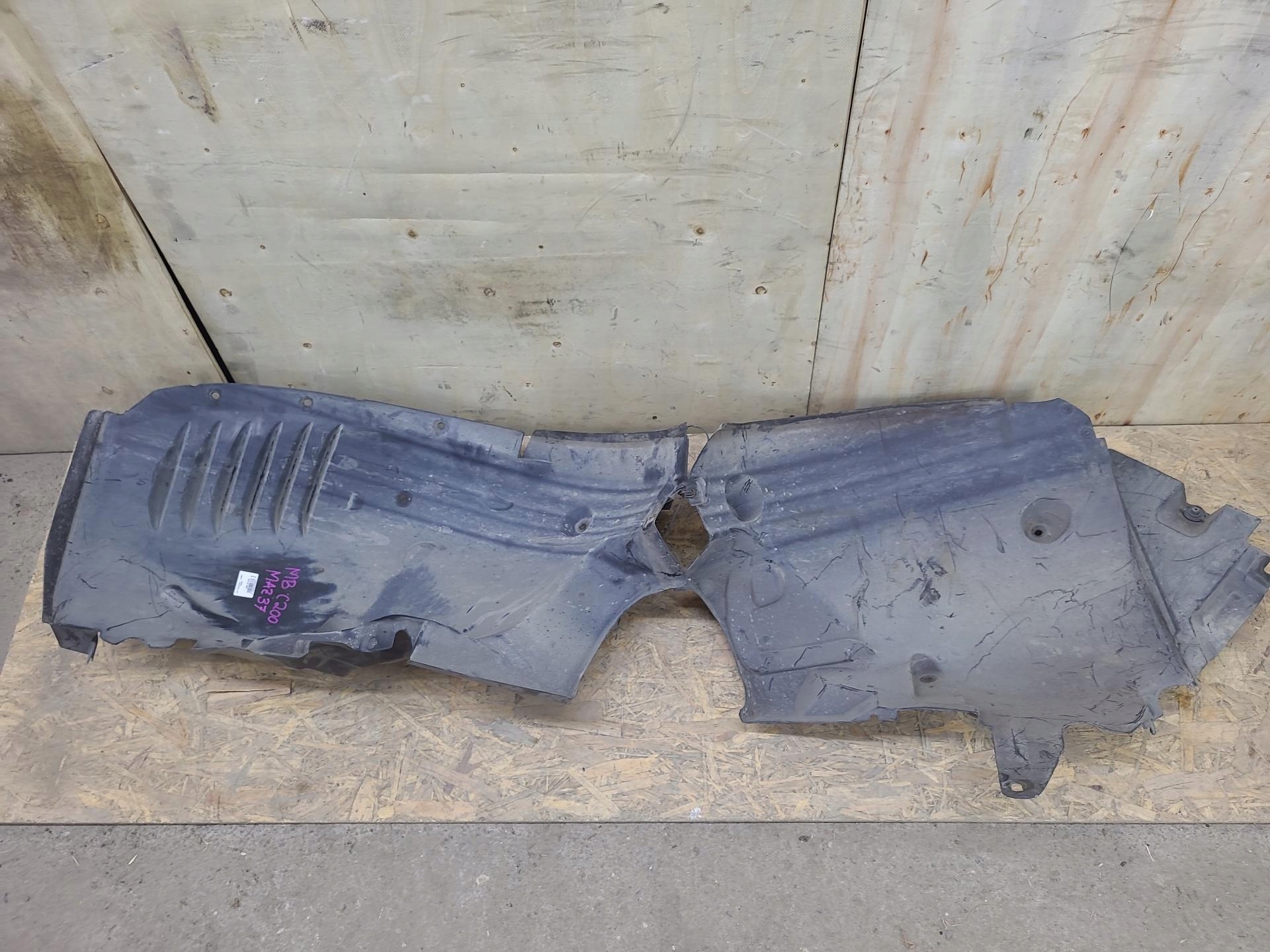 mudguard front left side Mercedes-Benz C W204 2008 A2046981330