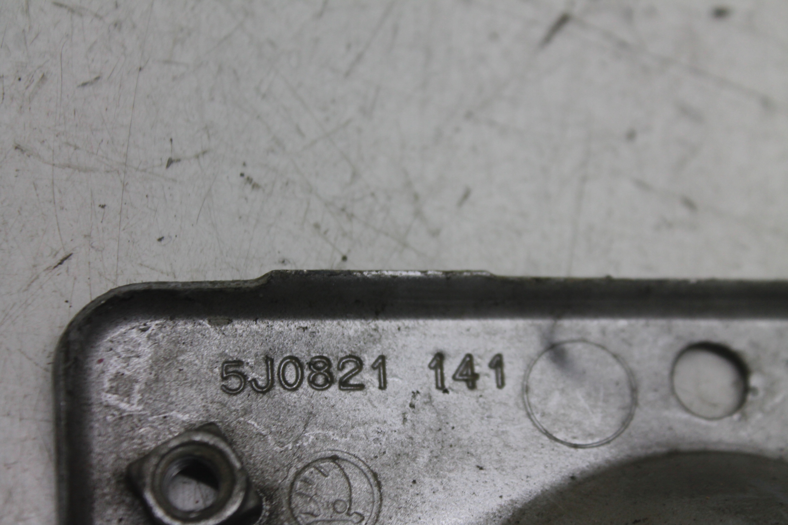 Console Support Support plaque Aile Gauche Avant 5J0821141 SKODA VW