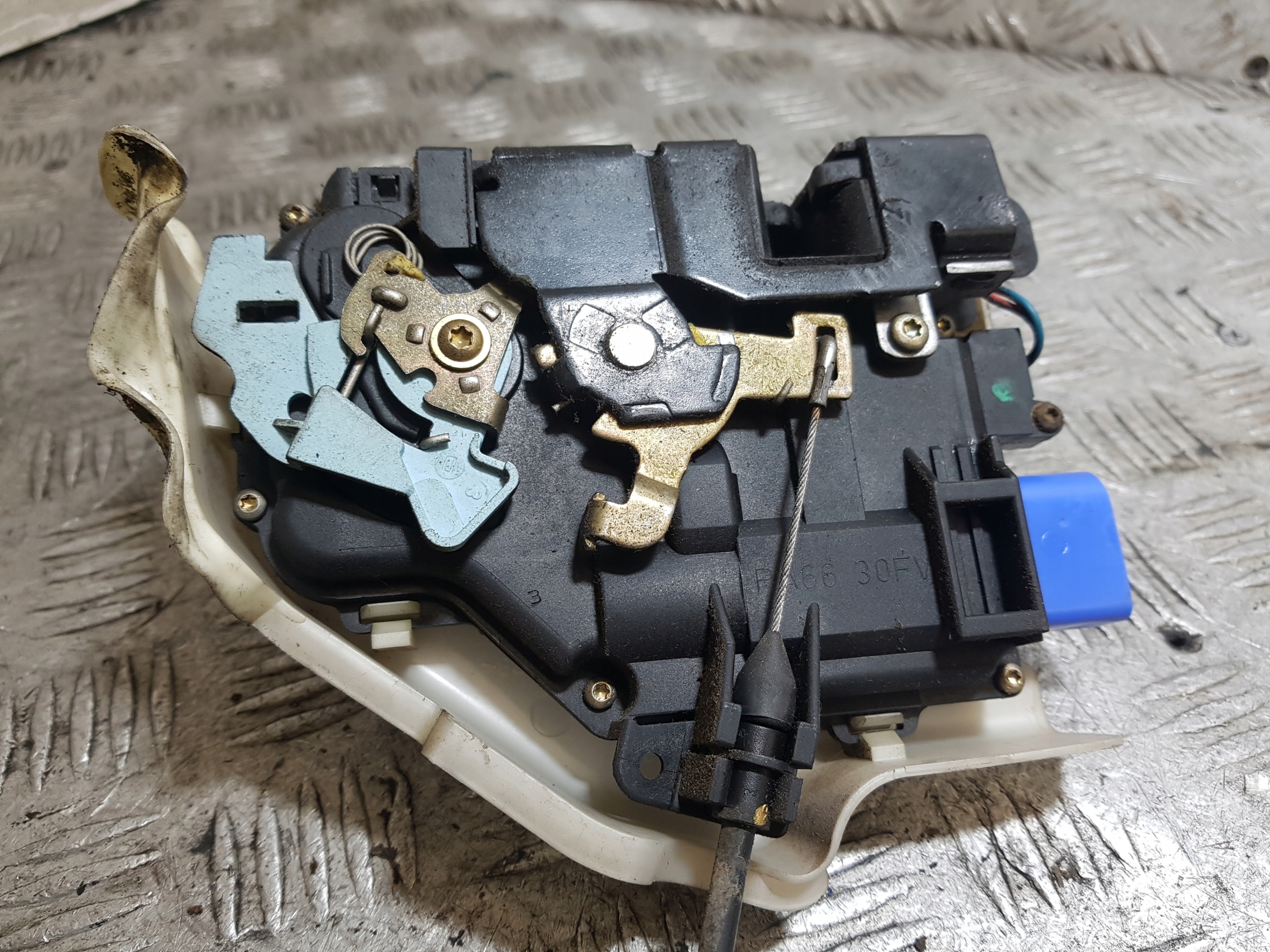 lock door right front VOLKSWAGEN GOLF 5 9 PIN