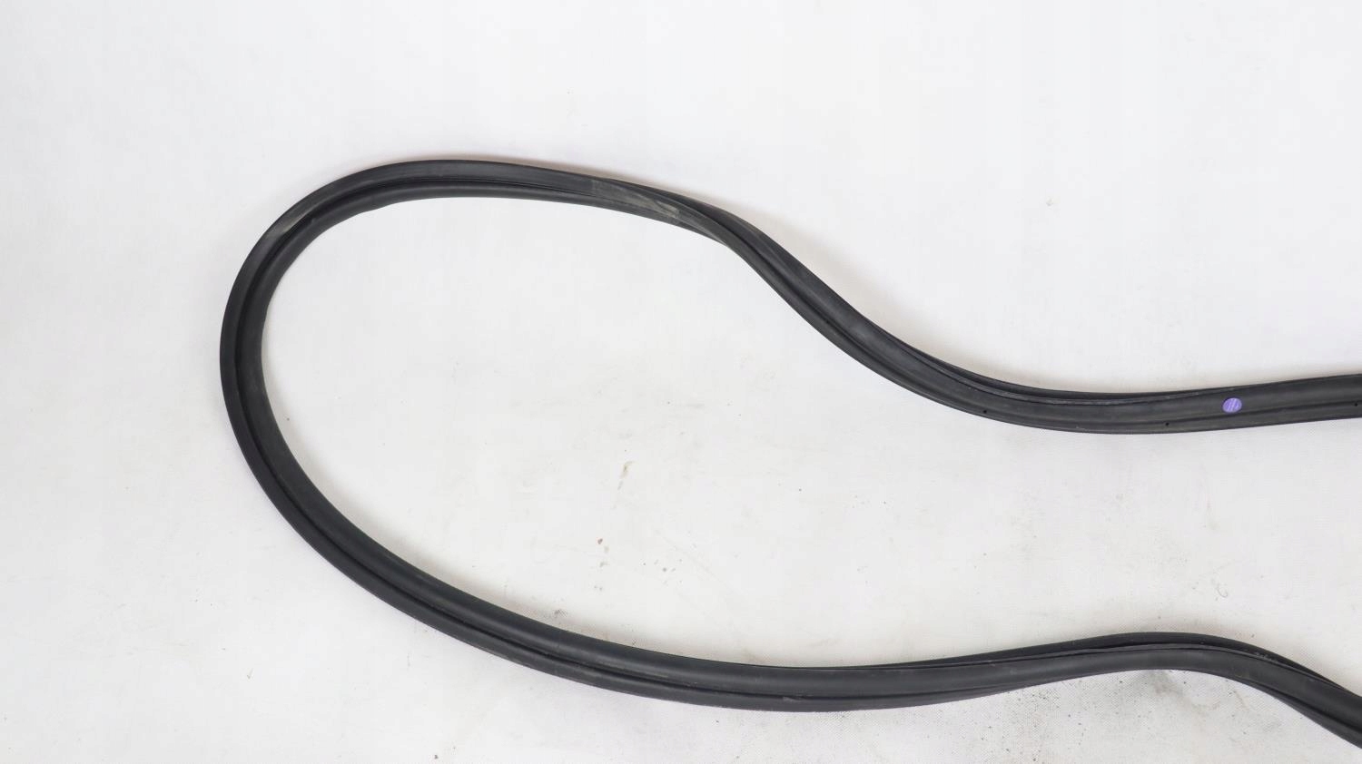 TESLA MODEL 3 USZCIELKA KLAPY BAGAŻNIKA TYŁ Producent części Tesla