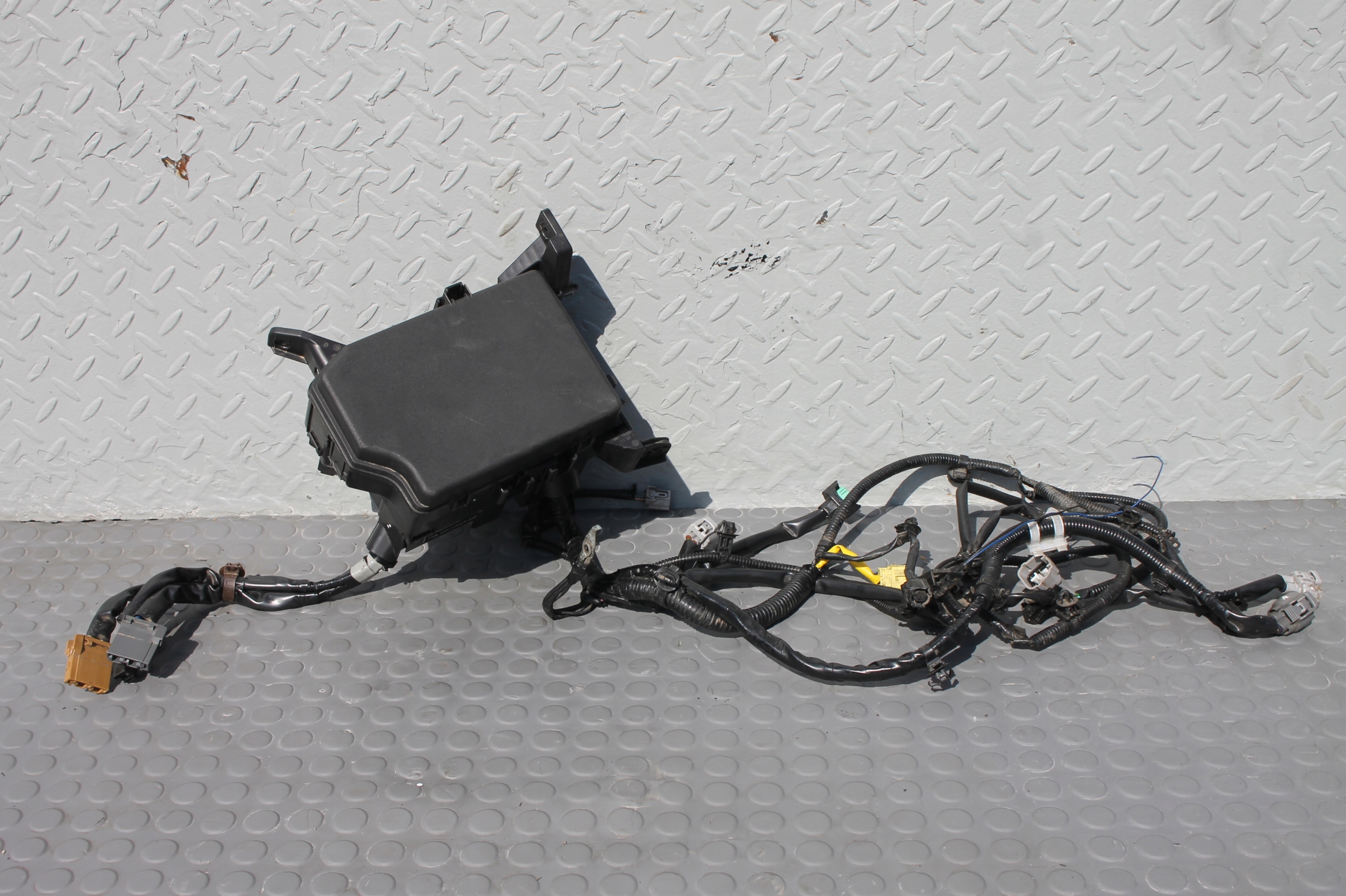 SKRZYNKA BEZPIECZNIKÓW + WIĄZKA SUZUKI VITARA II III 1.0 BOOSTERJET 18-