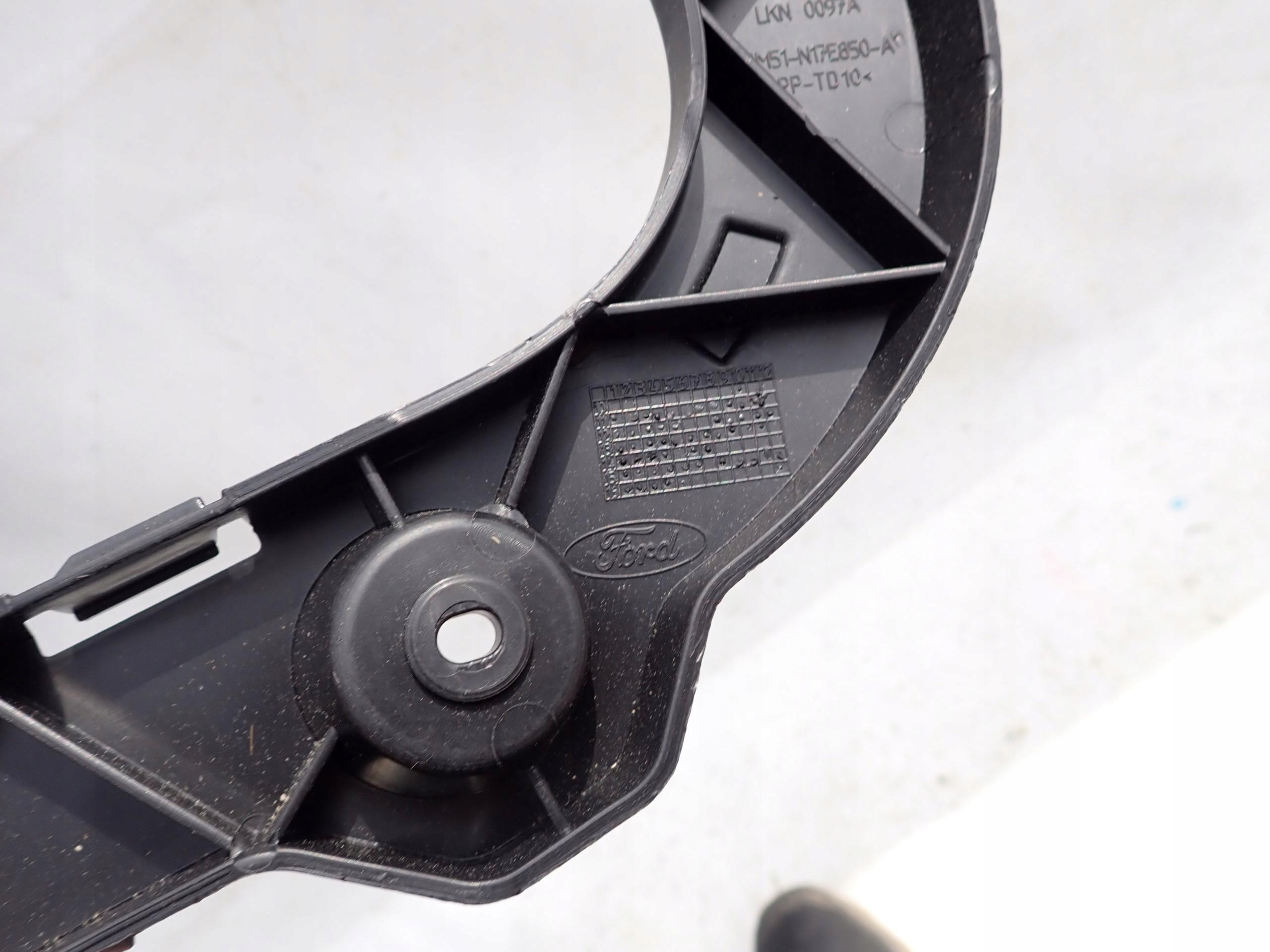FORD FOCUS MK III KOMBI bumper bracket right rear part