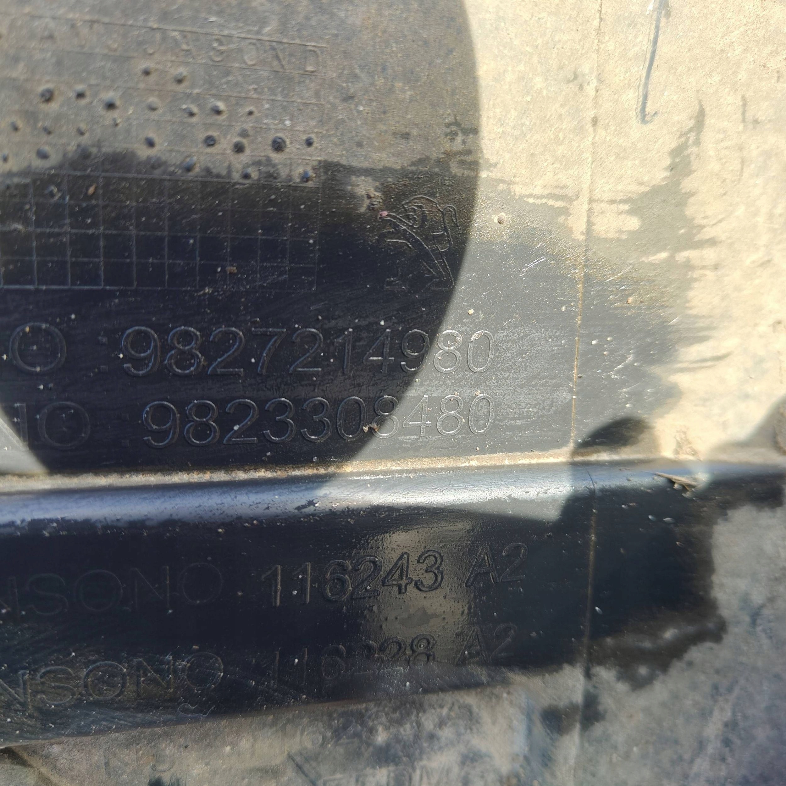 mudguard rear. rear part side right Peugeot 208 9823308480