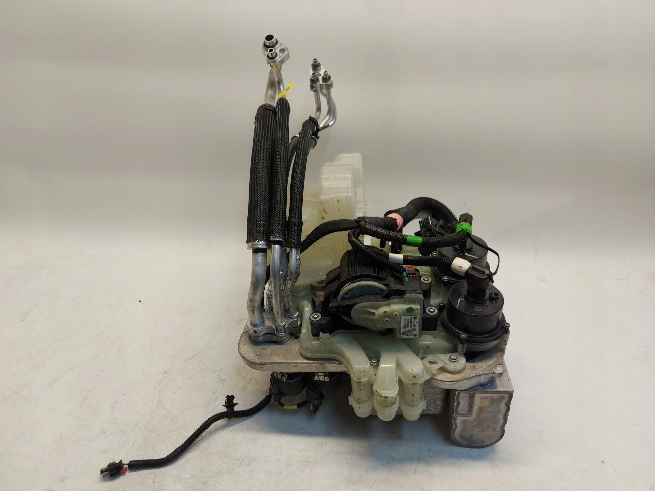 TESLA MODEL Y 2023r pumpa wymiennik ciepla vode 1506859-00-D