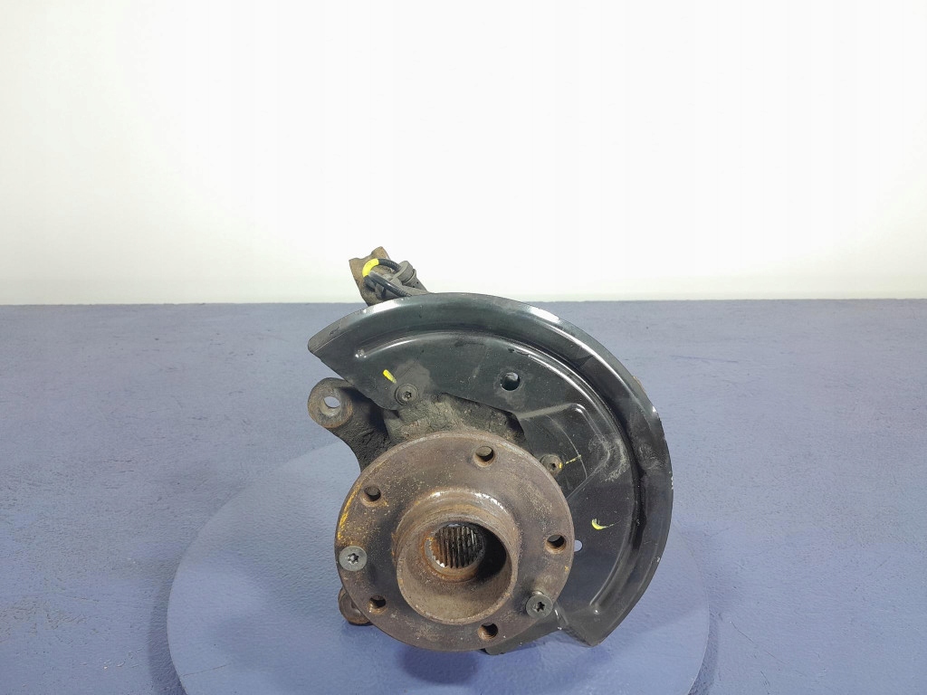 renault EXPRESS 1.3 TCE 102 ЛС поворотный кулак левый