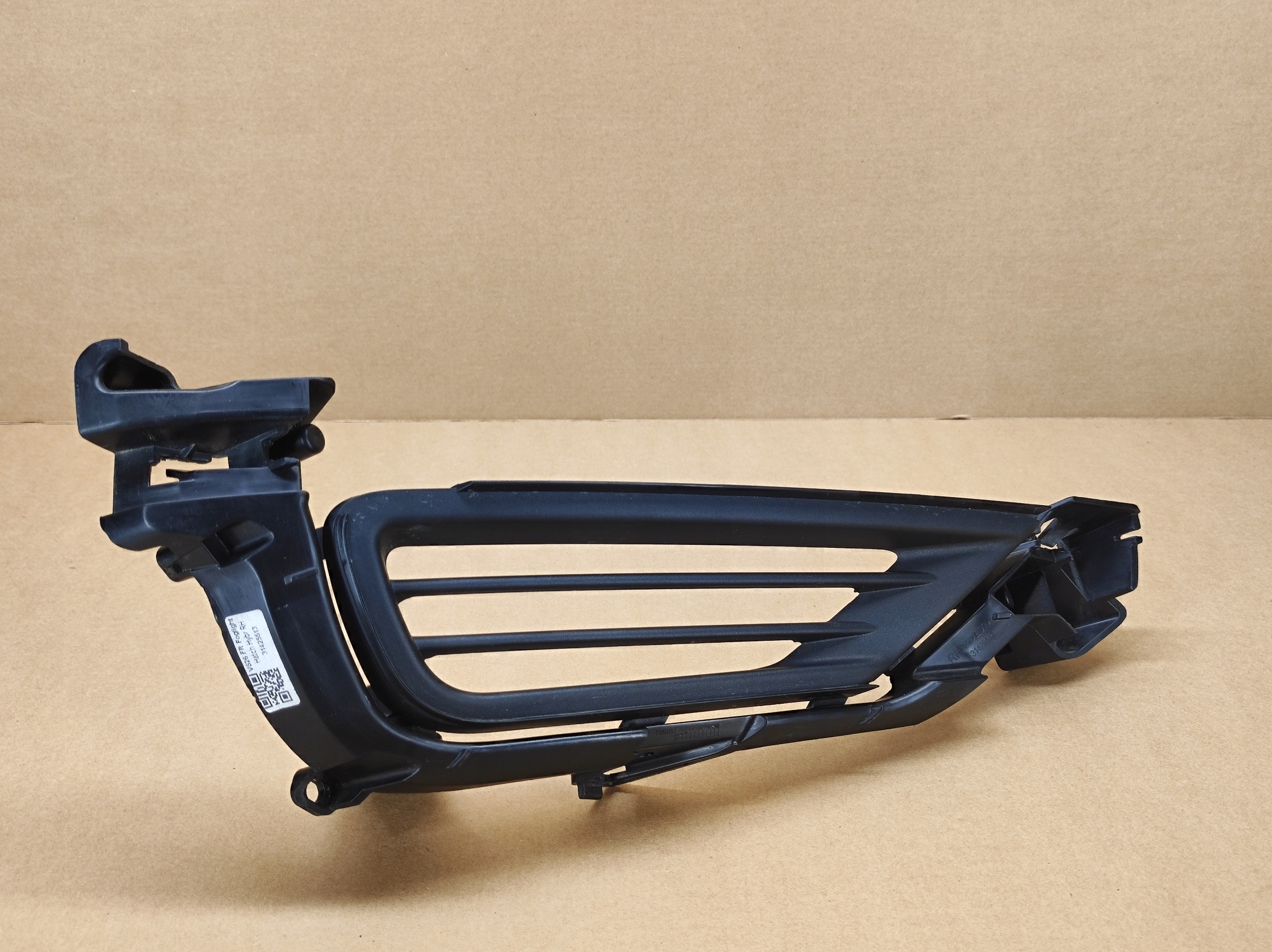 right grid of a bumper VOLVO XC90 II 2016-2019r T8