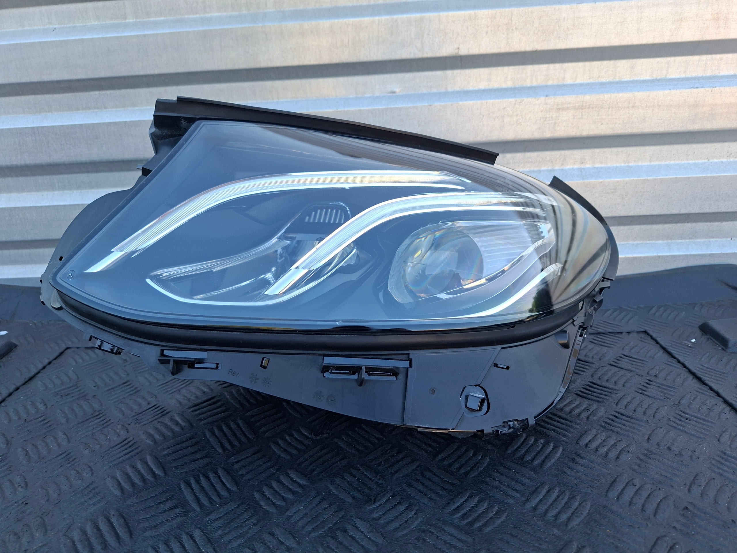 light LED left front front left A2139064104 ANGLIK MERCEDES E W213 S213