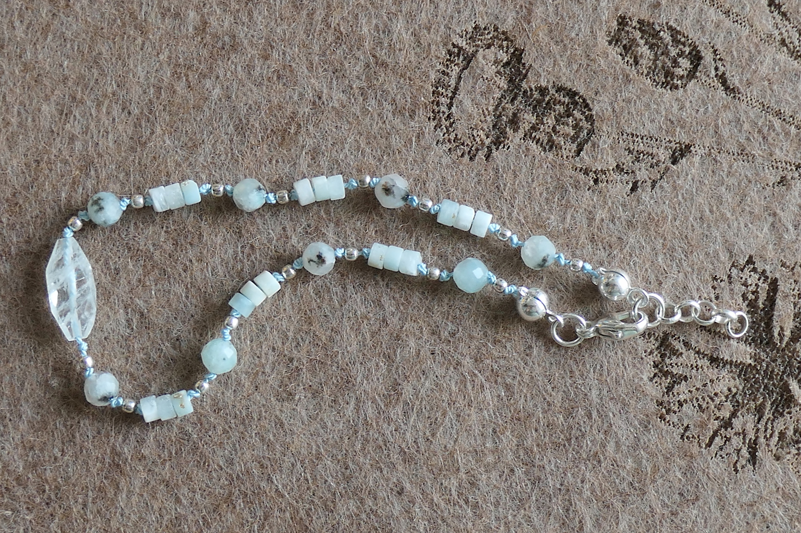 Náramek hedvábná nit larimar akvamarín