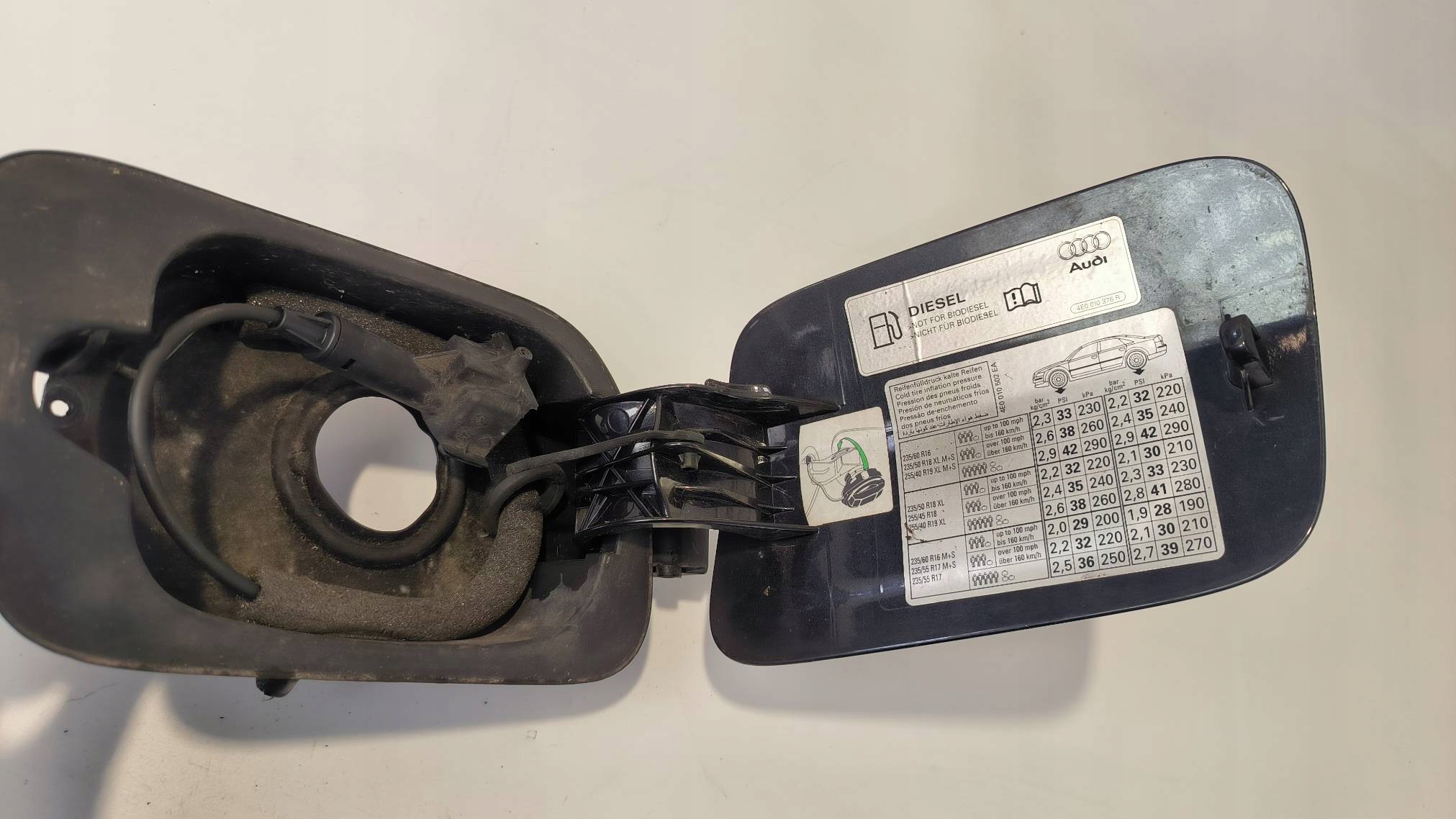 Tankklappe des Kraftstoffsbehälters schwarze 4E0010376 AUDI A8 D3
