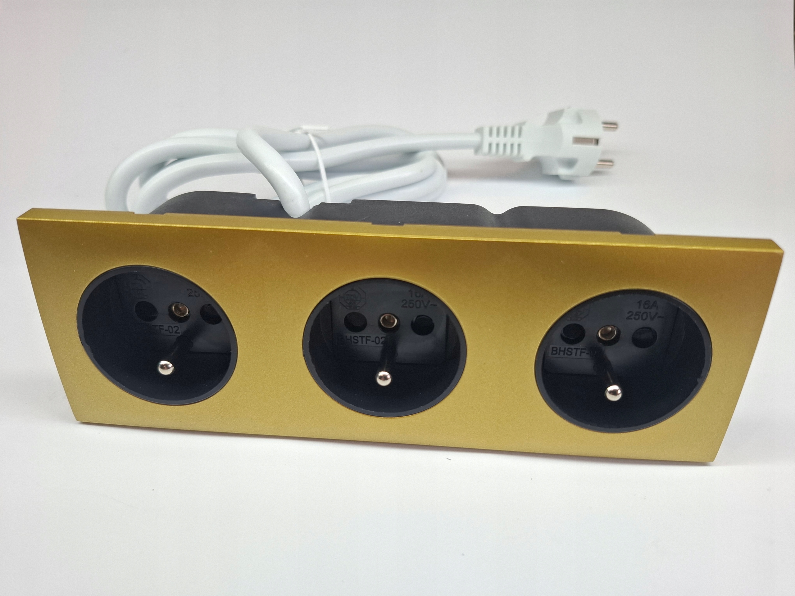 Trojitá zasouvací zásuvka 3x230V modulový nábytkový port zlatý Altori