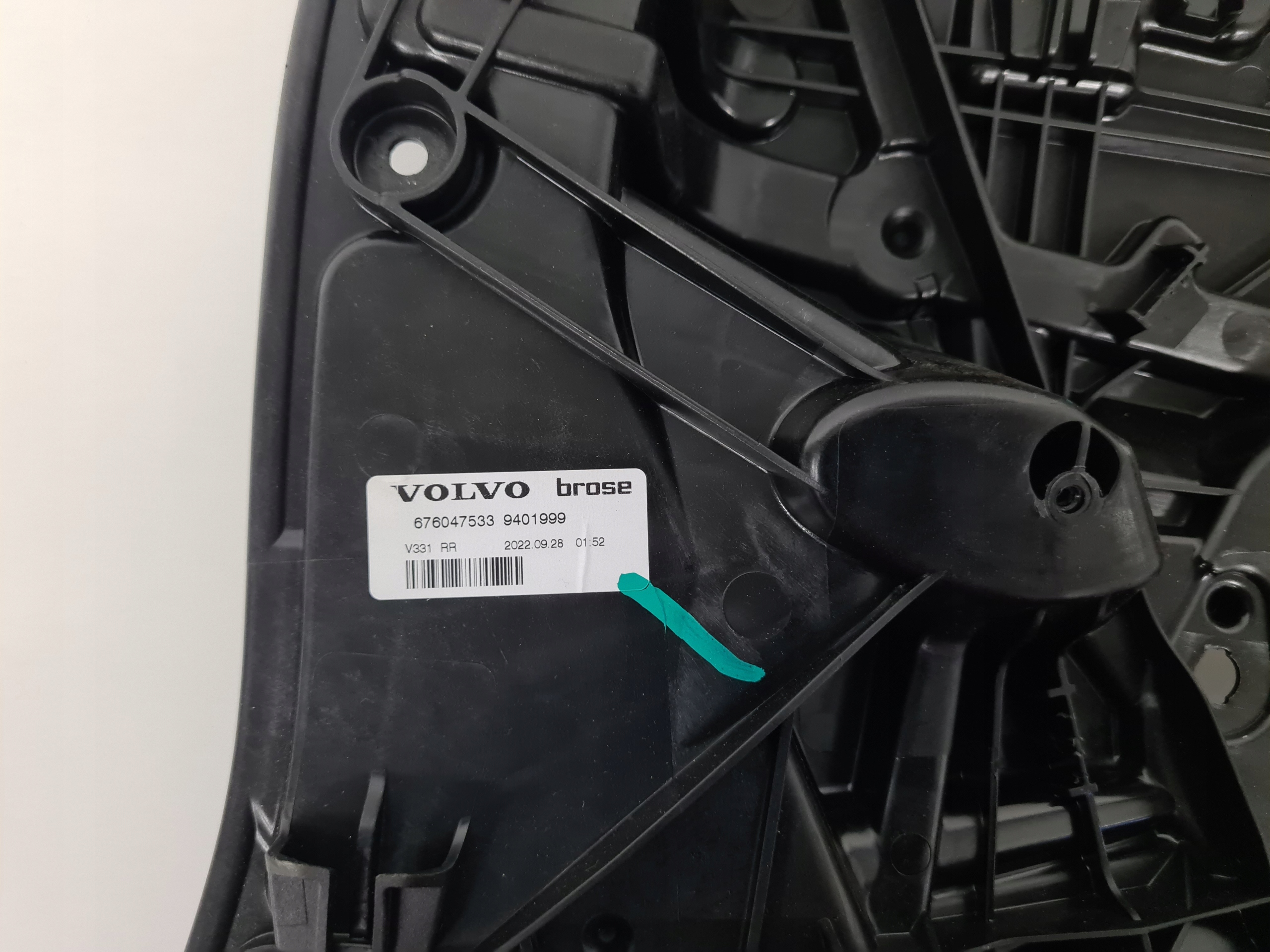 STELAŻ MOCOWANIE PODNOŚNIK SZYBY PRAWY TYŁ POLESTAR 2 II 2020- Numer katalogowy części 31675633 POLESTAR II